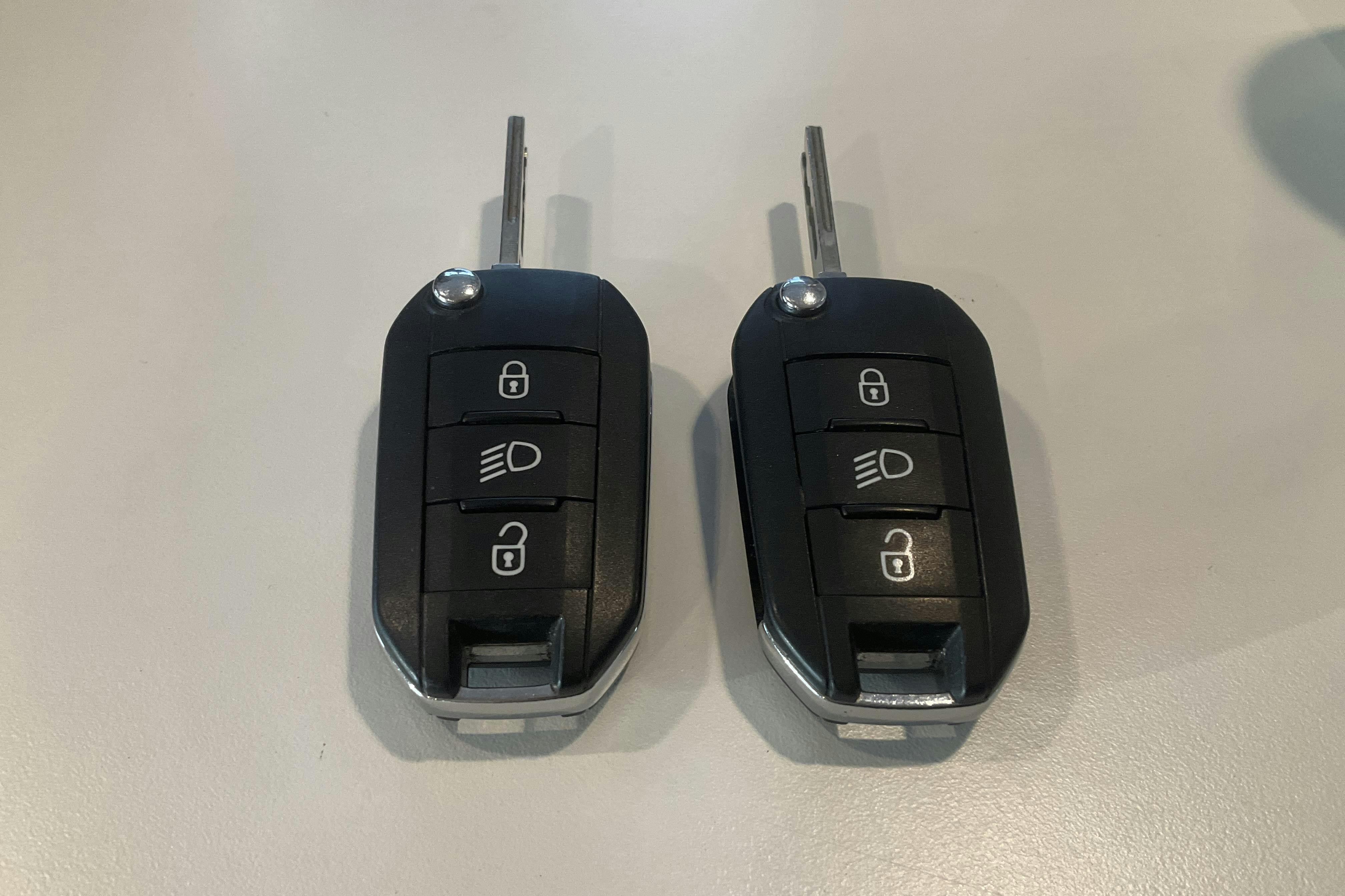 Presentationsfoto 18 av 18: Peugeot 3008 1.6 PureTech (165hk) - 24 742 mil - Automat - Dark Red - 2018