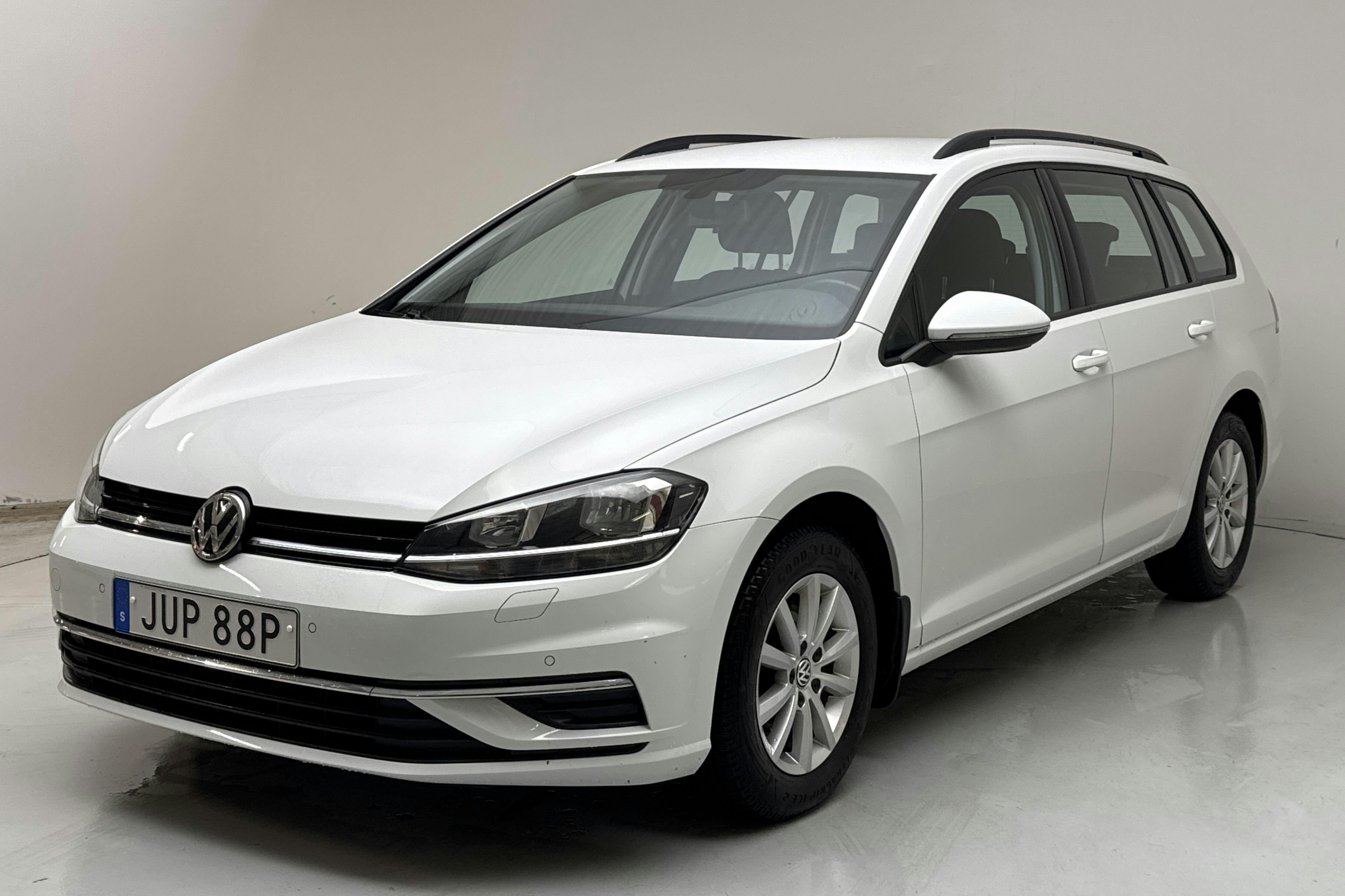 Presentationsfoto 1 av 16: VW Golf VII 1.5 TSI Sportscombi (150hk) - 5 105 mil - Manuell - vit - 2020