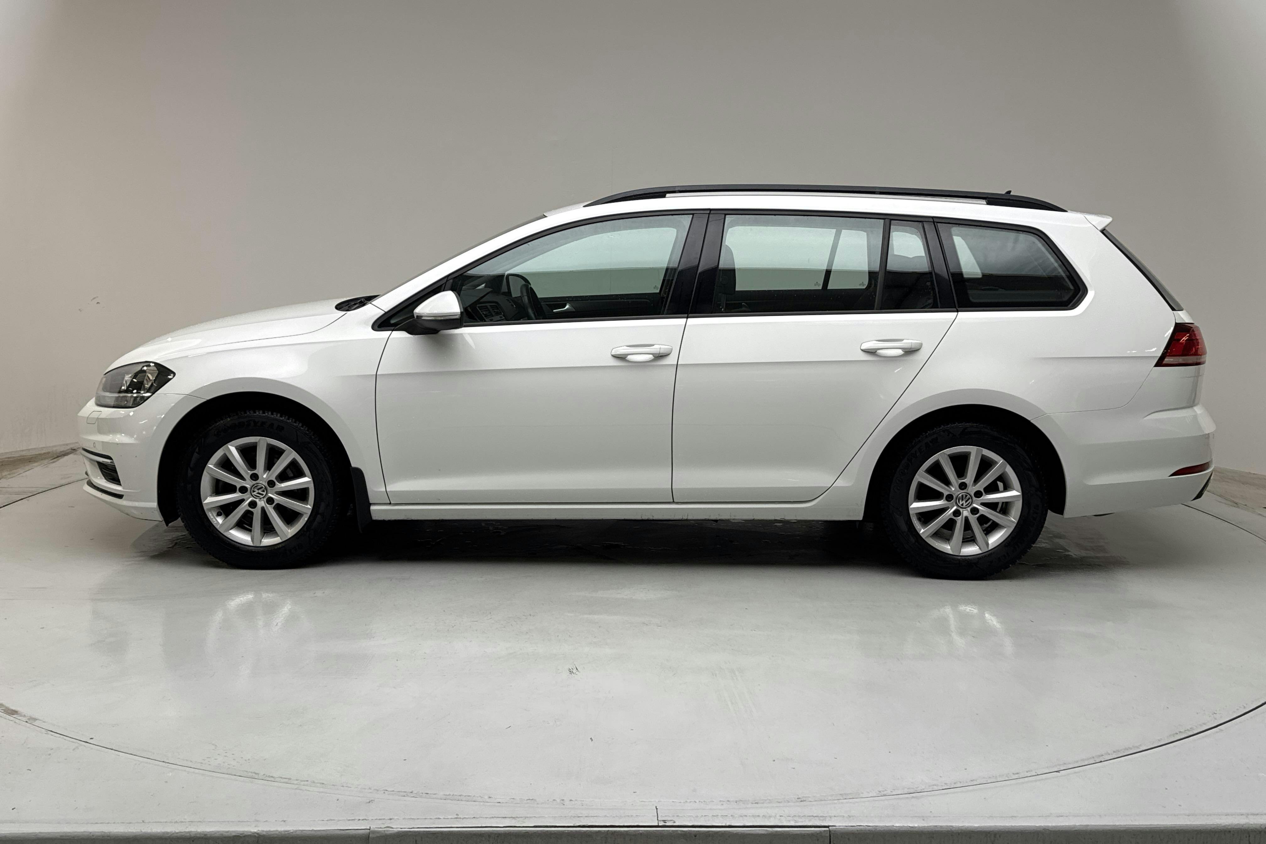 Presentationsfoto 2 av 16: VW Golf VII 1.5 TSI Sportscombi (150hk) - 5 105 mil - Manuell - vit - 2020