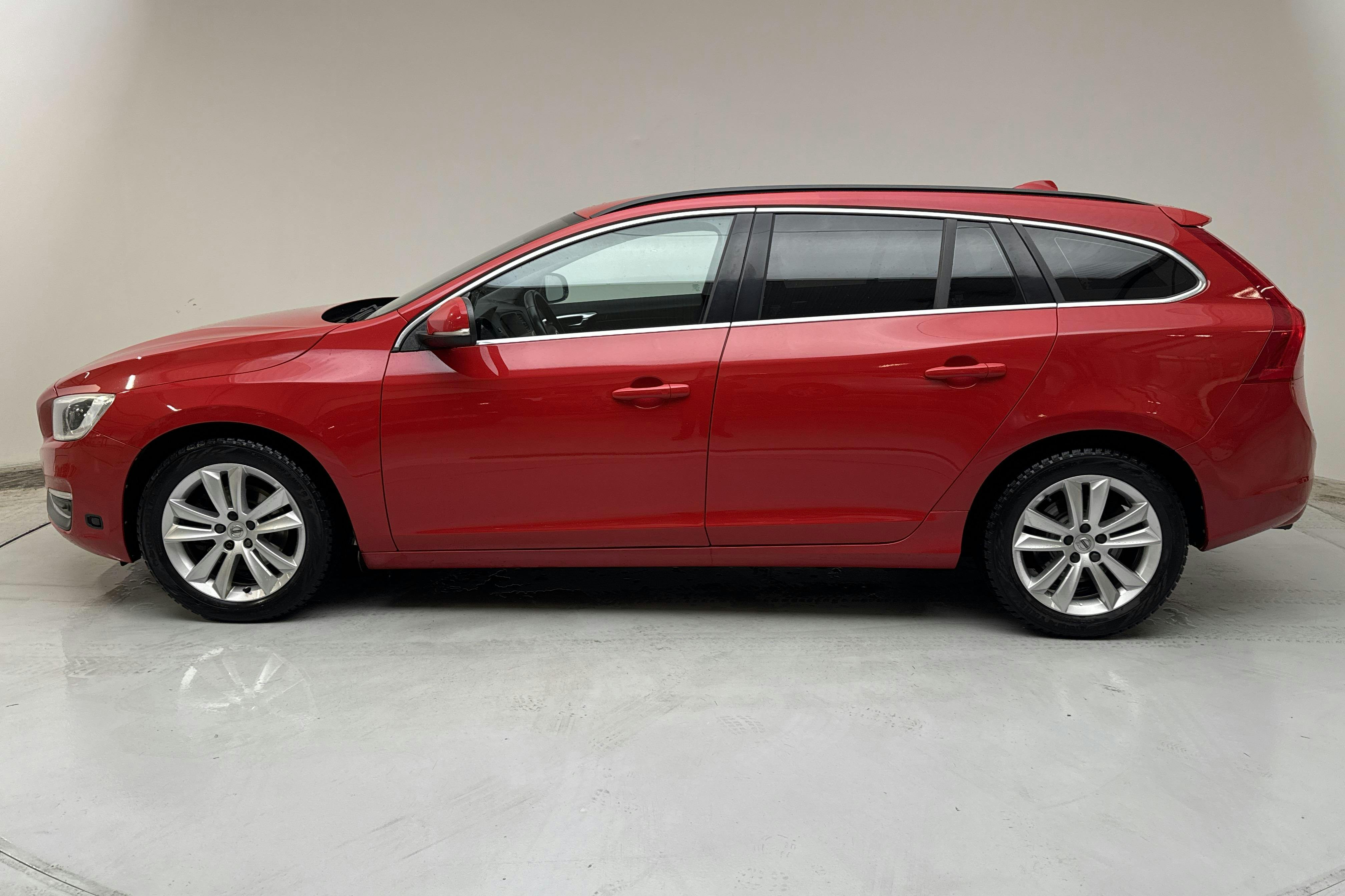 Presentationsfoto 2 av 14: Volvo V60 D3 (136hk) - 18 072 mil - Manuell - röd - 2015