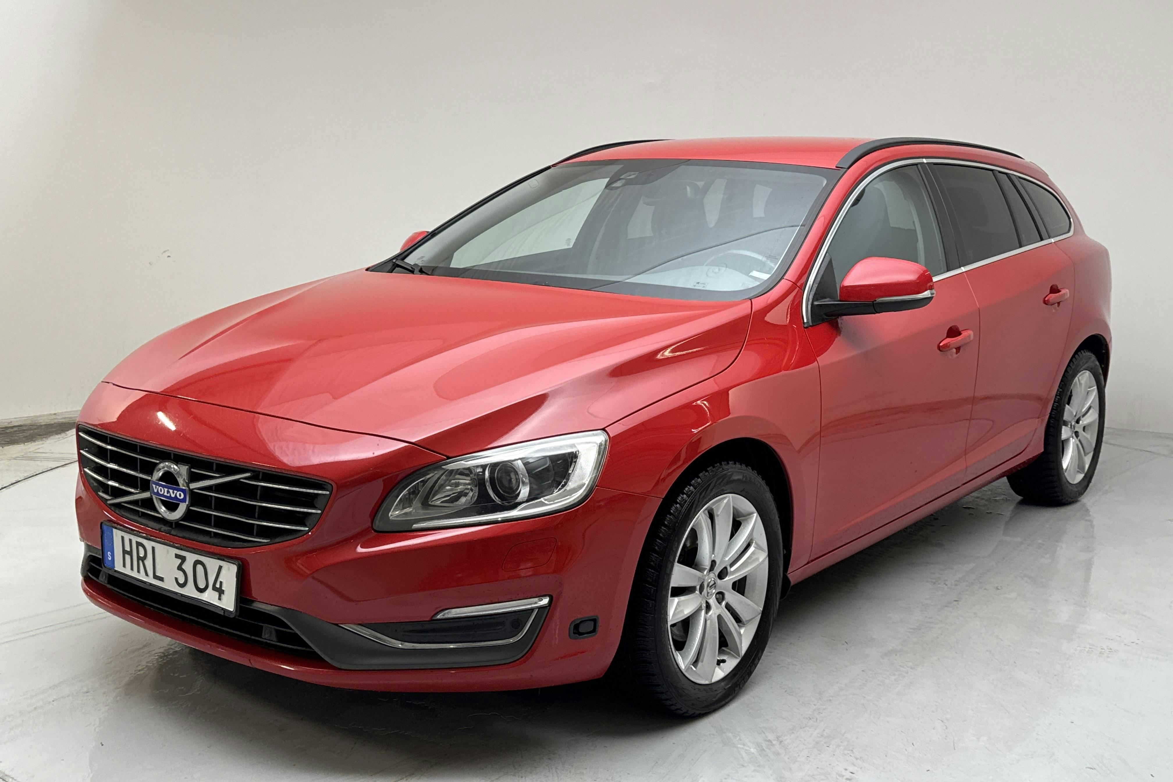 Presentationsfoto 1 av 14: Volvo V60 D3 (136hk) - 18 072 mil - Manuell - röd - 2015
