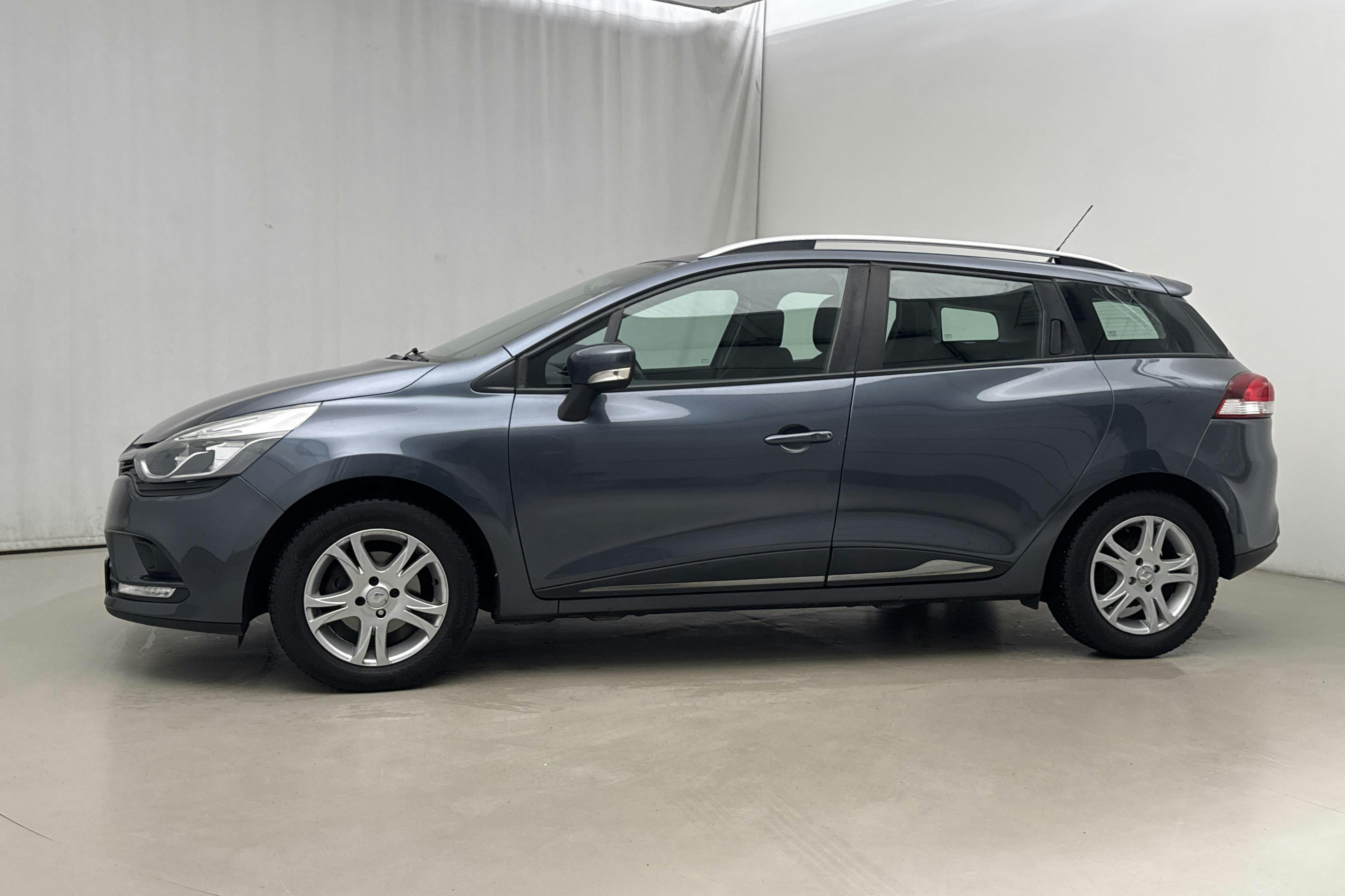 Presentationsfoto 2 av 17: Renault Clio IV 0.9 TCe 90 Sports Tourer (90hk) - 11 132 mil - Manuell - grå - 2017