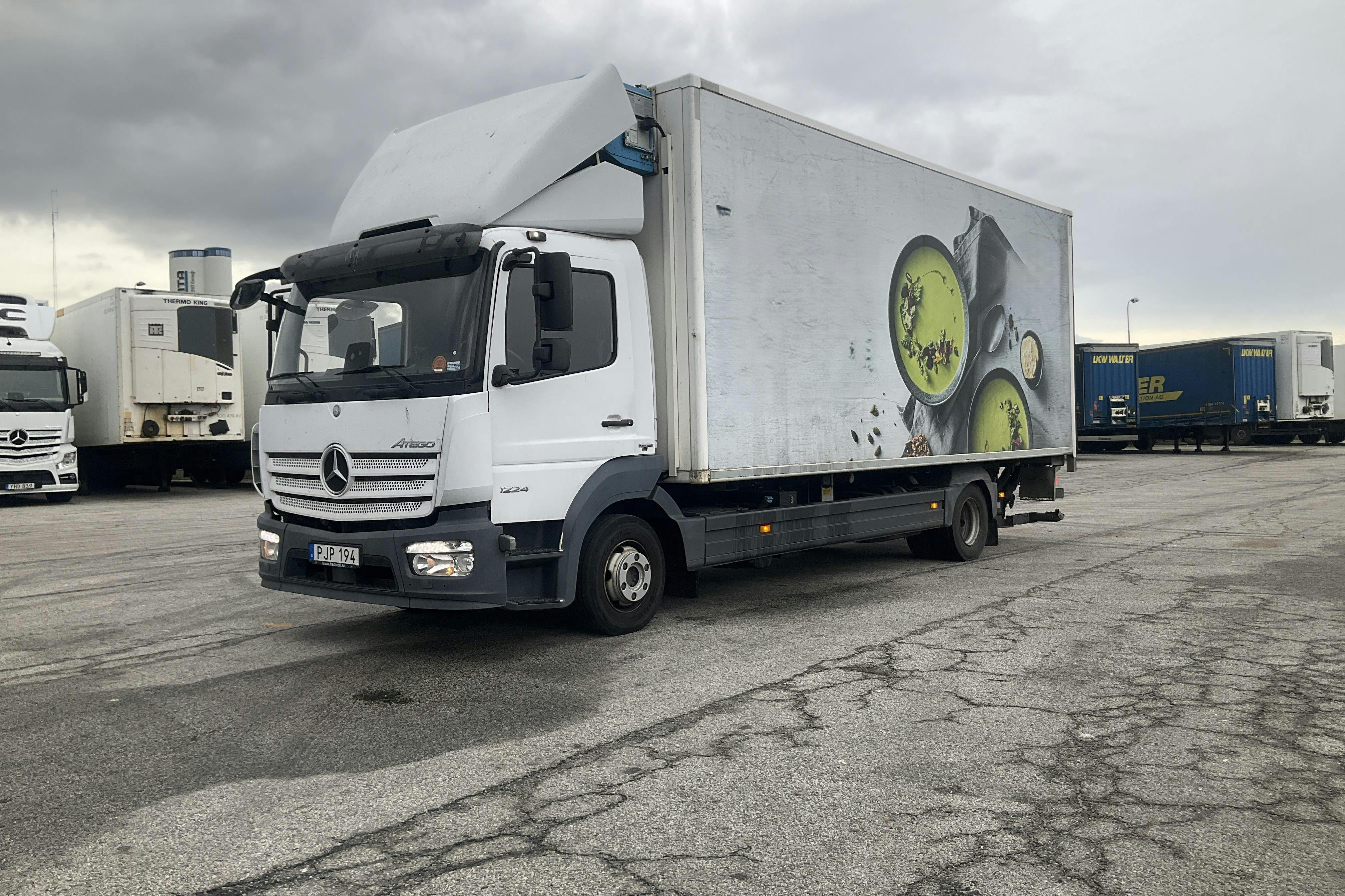 Presentation photo 1 of 20: Mercedes Atego - 174 821 km - Automatic - white - 2017