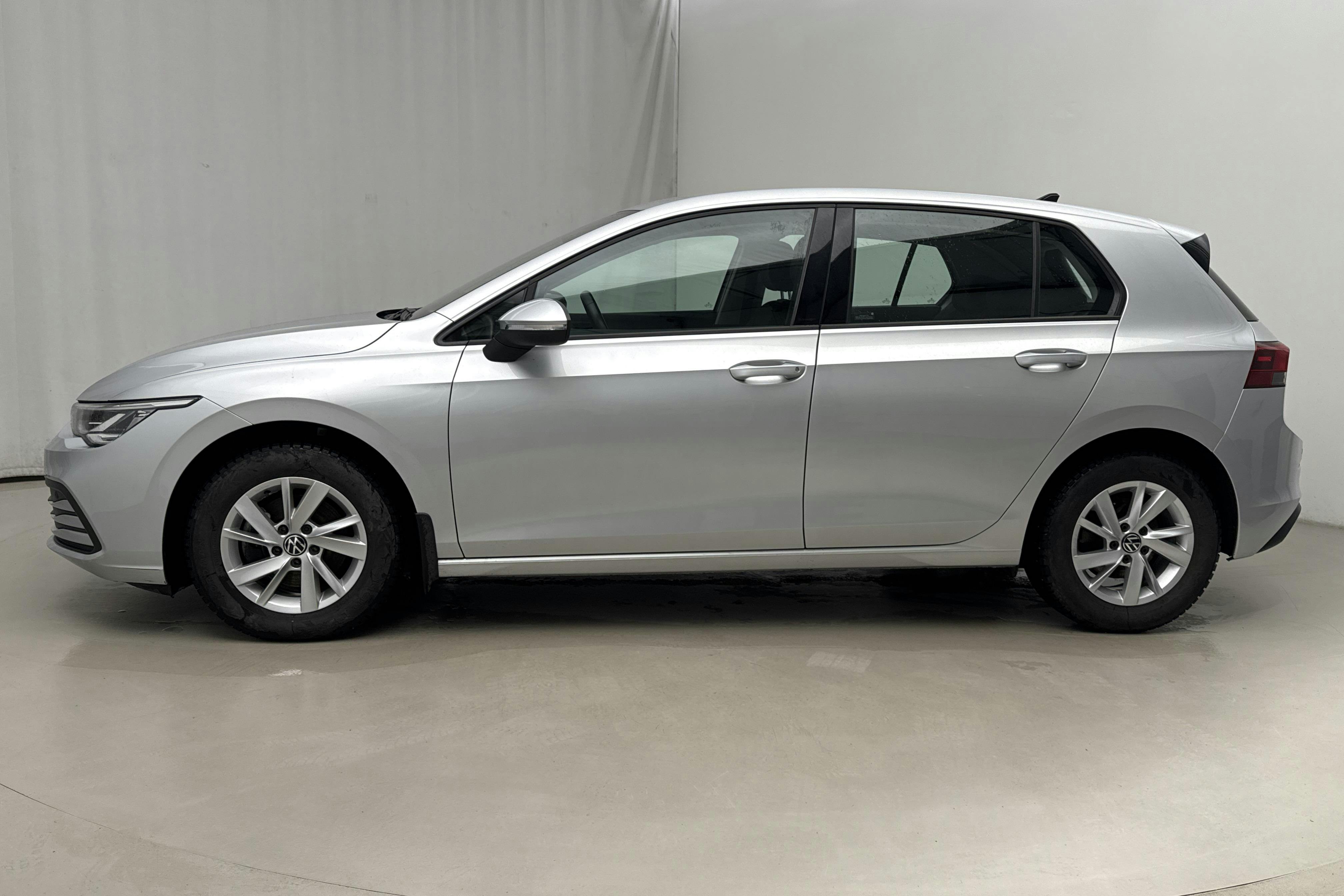 Presentationsfoto 2 av 19: VW Golf VIII 1.0 TSI 5dr (110hk) - 3 937 mil - Automat - silver - 2021