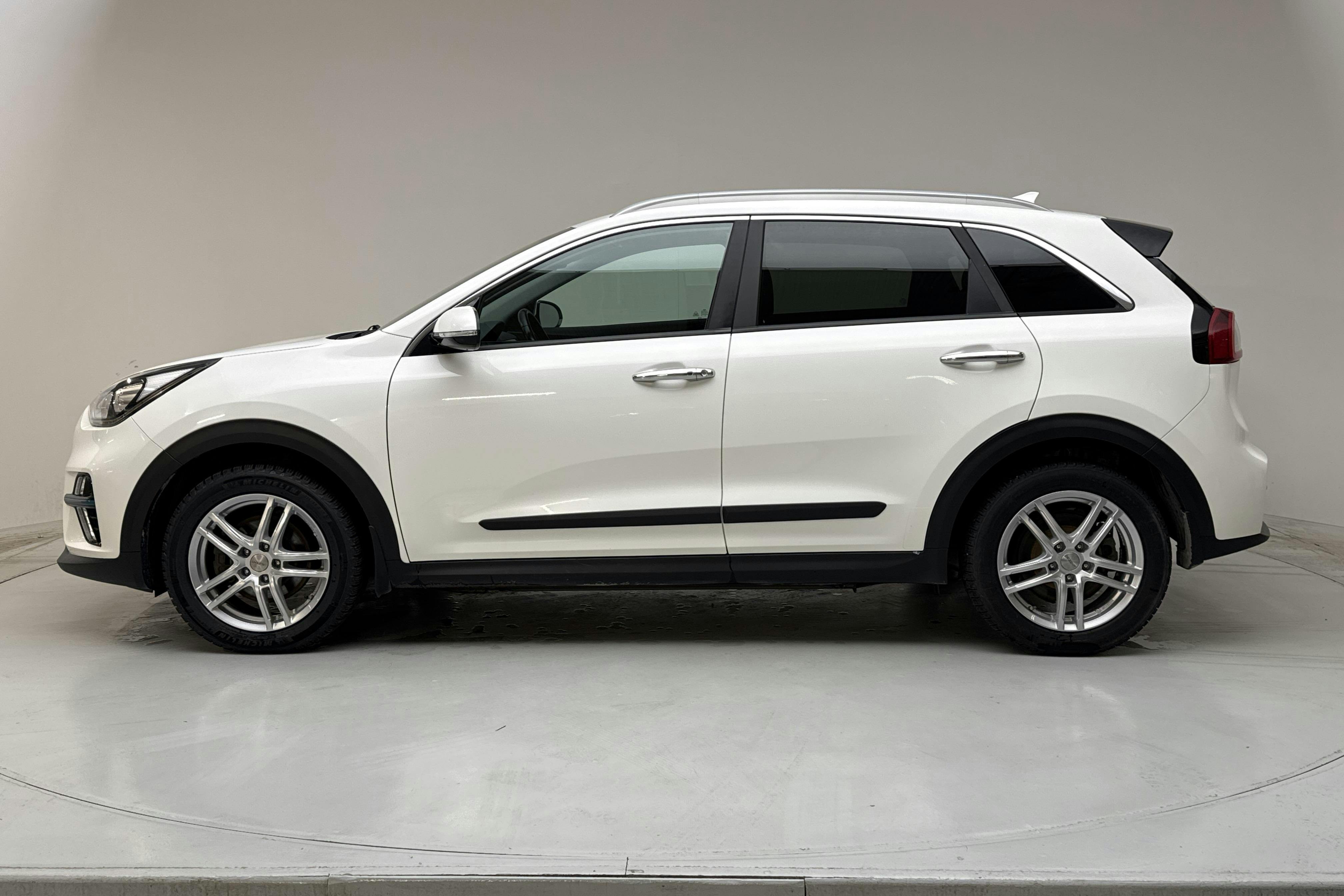 Presentation photo 2 of 17: KIA e-Niro 64kWh (204hk) - 65 780 km - Automatic - white - 2019