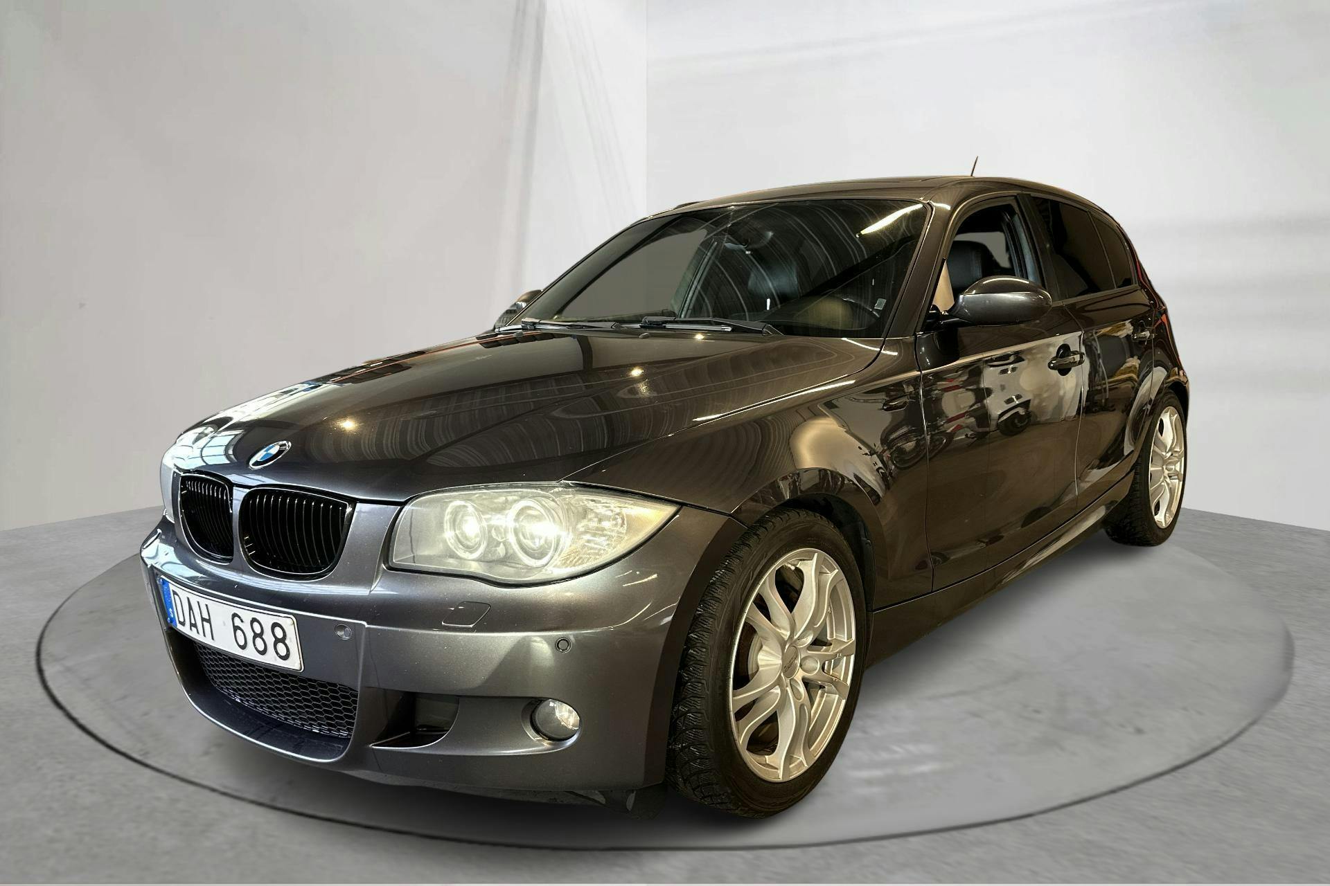 Presentationsfoto 1 av 13: BMW 130i 5dr, E87 (265hk) - 23 890 mil - Manuell - grå - 2006