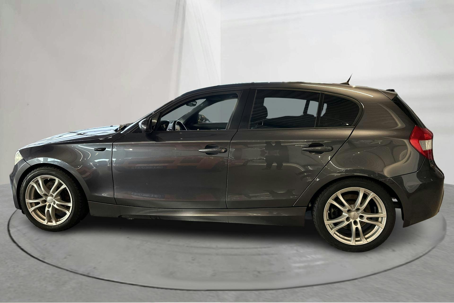 Presentationsfoto 2 av 13: BMW 130i 5dr, E87 (265hk) - 23 890 mil - Manuell - grå - 2006