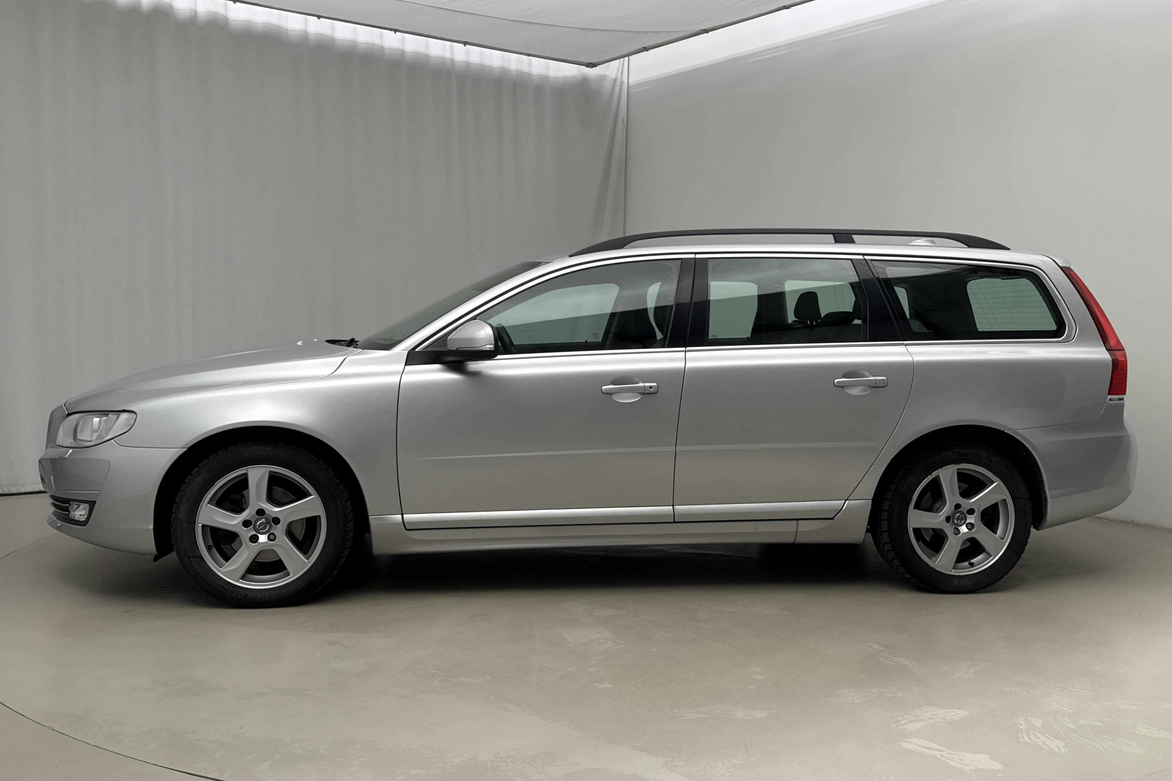 Presentationsfoto 2 av 18: Volvo V70 II D4 (181hk) - 16 164 mil - Automat - silver - 2016