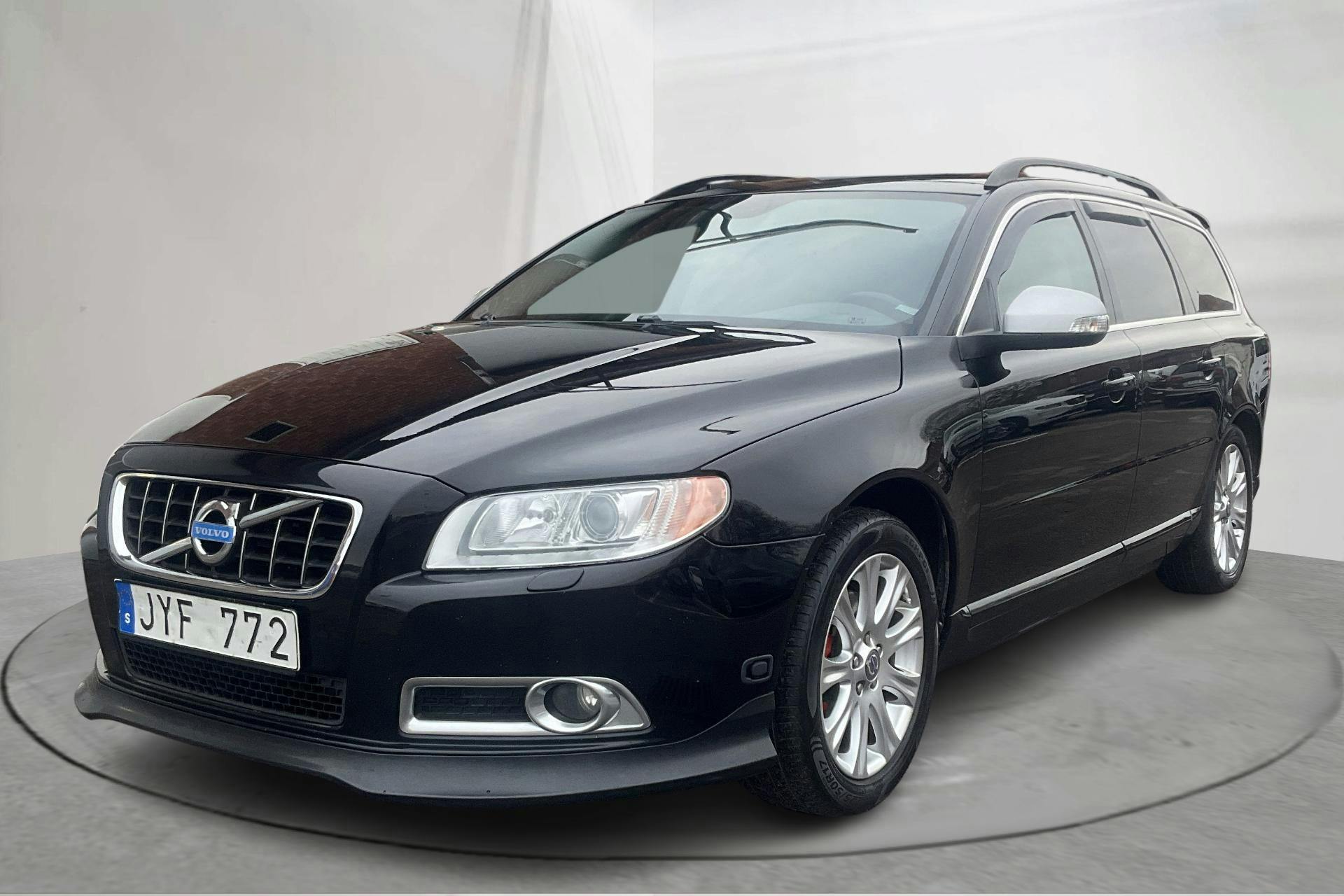 Presentation photo 1 of 11: Volvo V70 II 2.0F (145hk) - 244 950 km - Manual - black - 2010