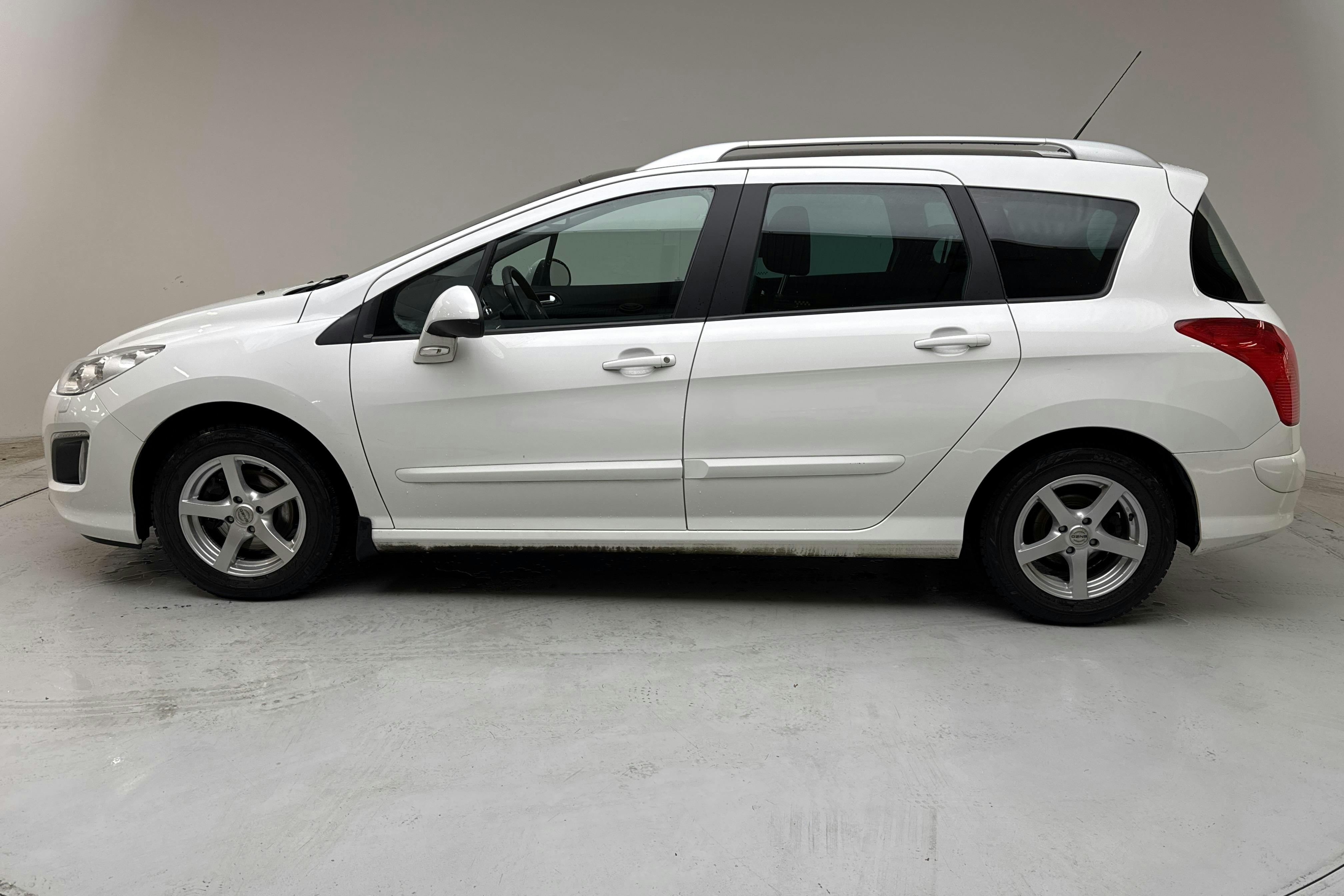 Presentation photo 2 of 13: Peugeot 308 SW 1.6 VTi (120hk) - 77 090 km - Automatic - white - 2012