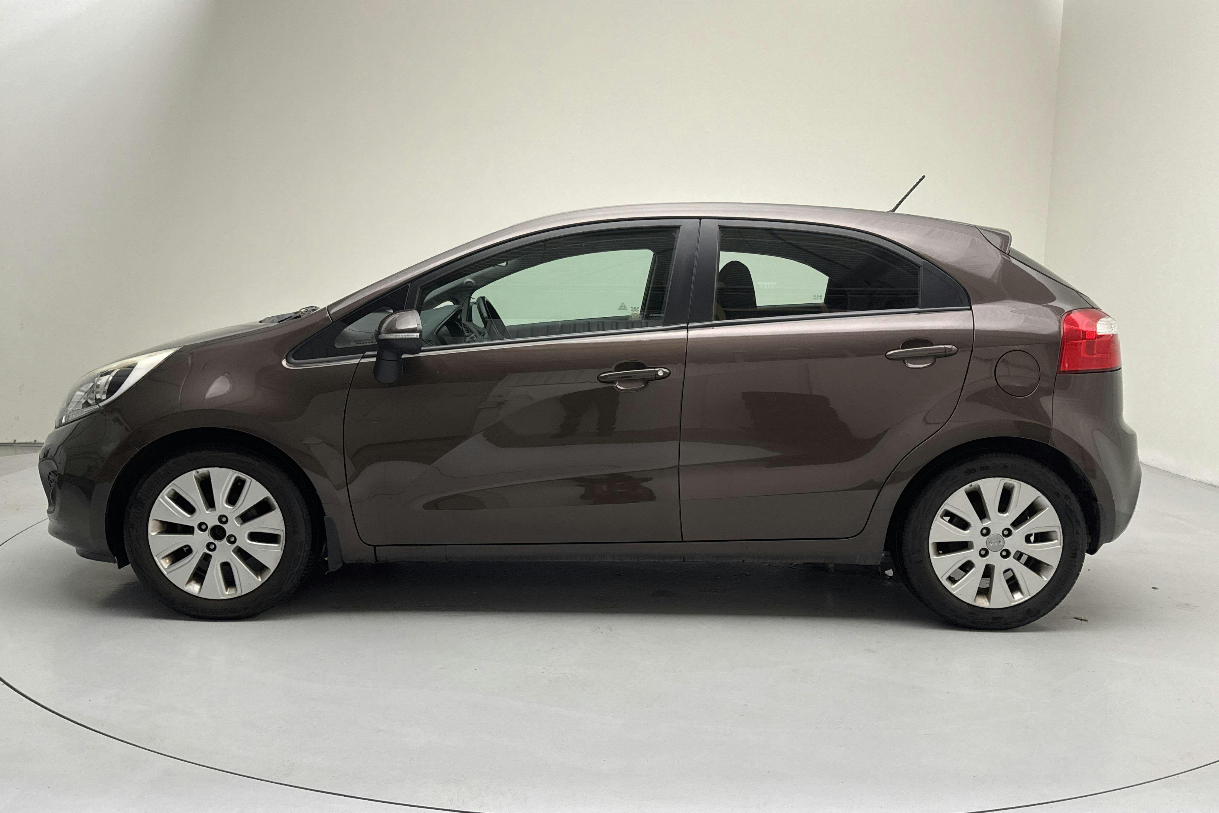 Presentationsfoto 2 av 12: KIA Rio 1.2 (85hk) - 14 286 mil - Manuell - brun - 2014