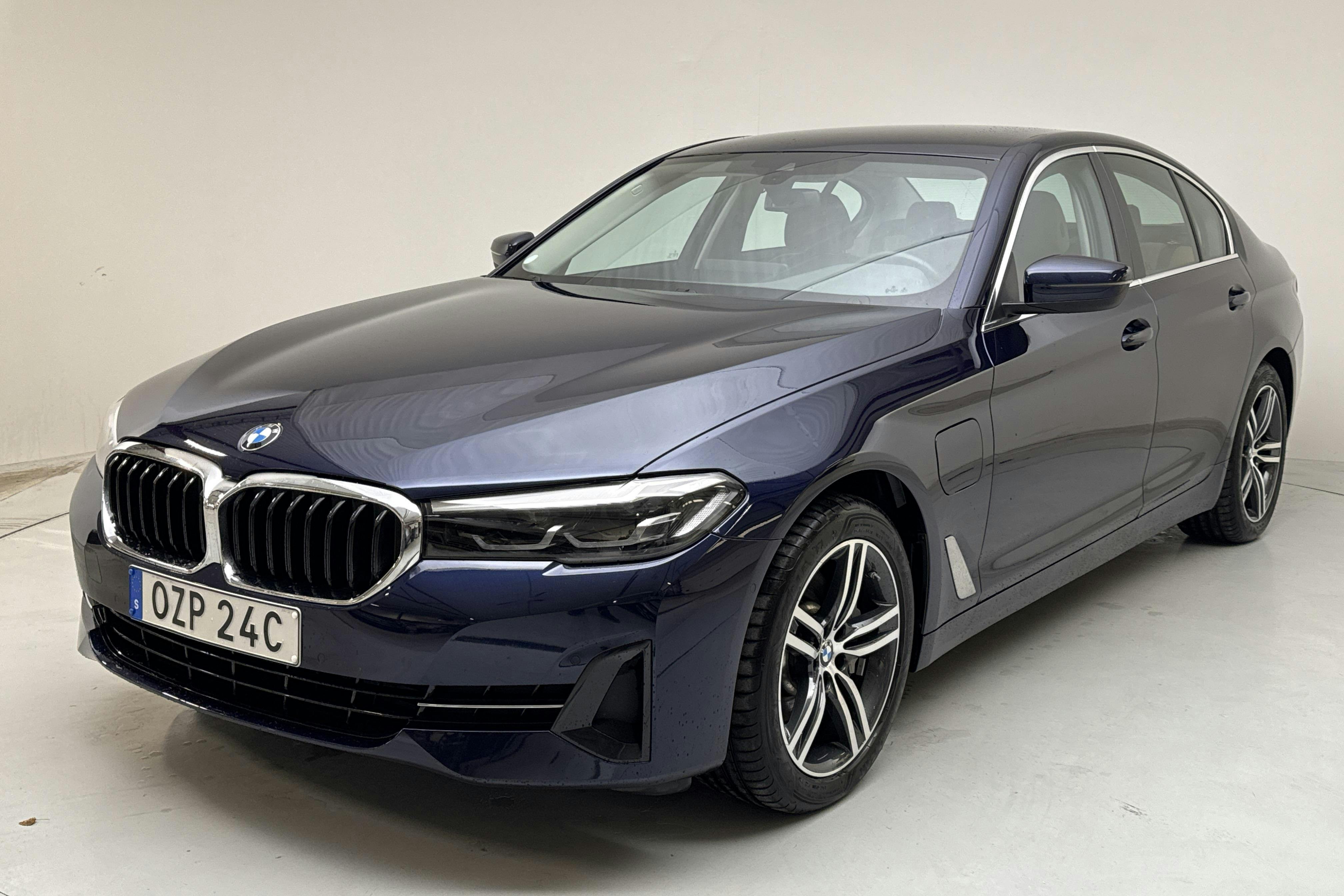 Presentationsfoto 1 av 18: BMW 530e Sedan, G30 12kWh LCI (292hk) - 2 532 mil - Automat - blå - 2021