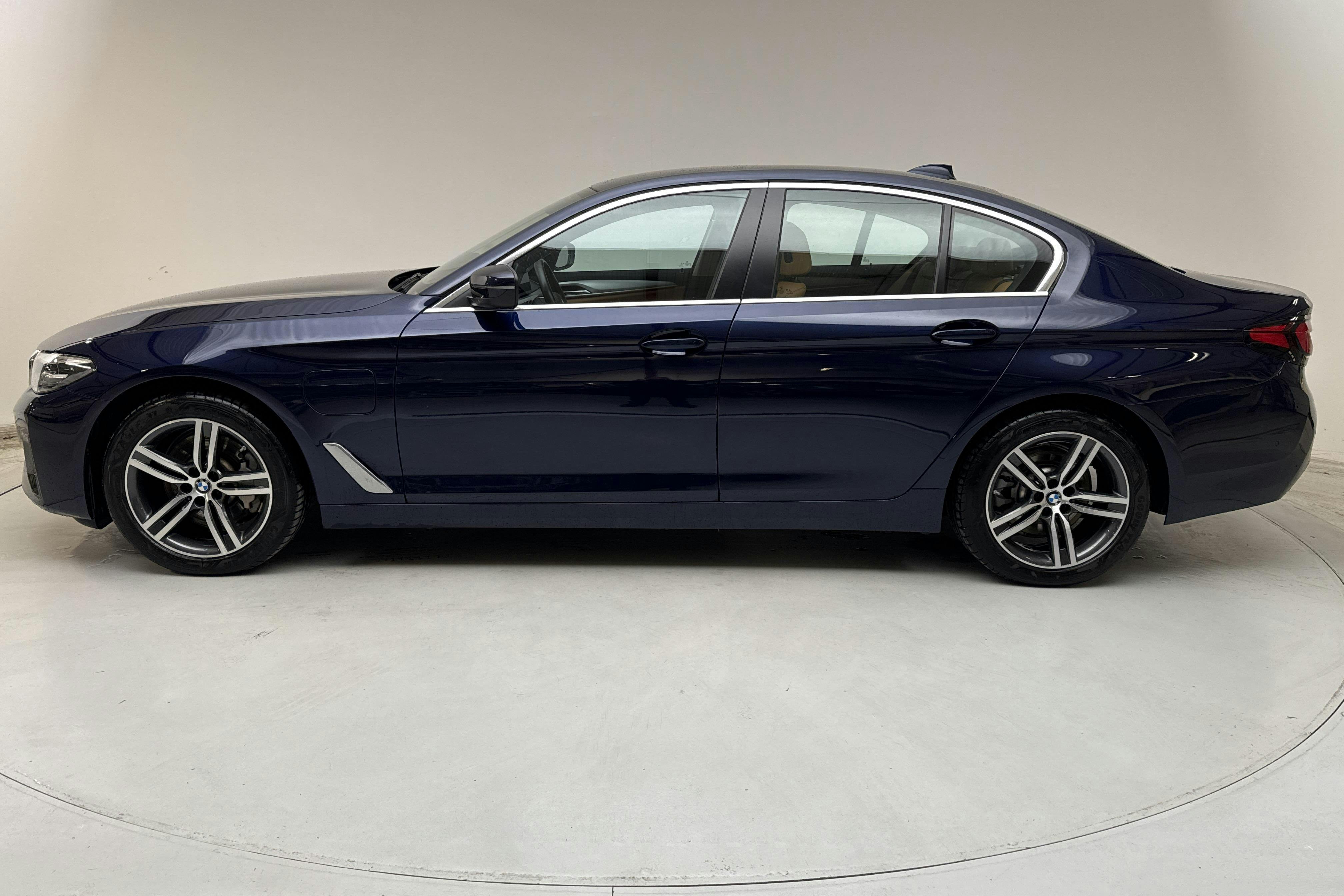 Presentationsfoto 2 av 18: BMW 530e Sedan, G30 12kWh LCI (292hk) - 2 532 mil - Automat - blå - 2021