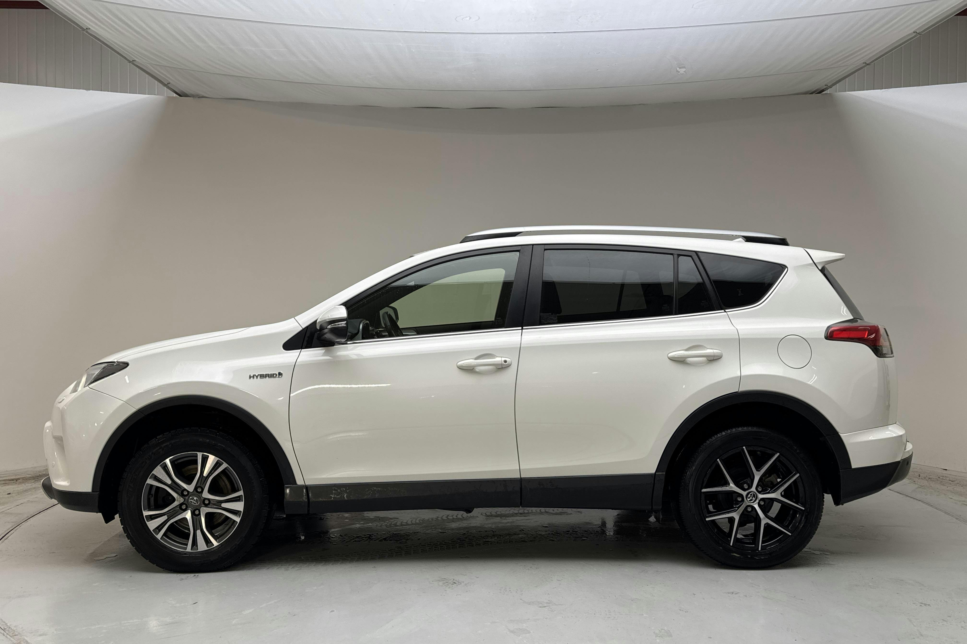 Presentation photo 2 of 14: Toyota RAV4 2.5 HSD AWD (197hk) - 101 800 km - Automatic - white - 2016