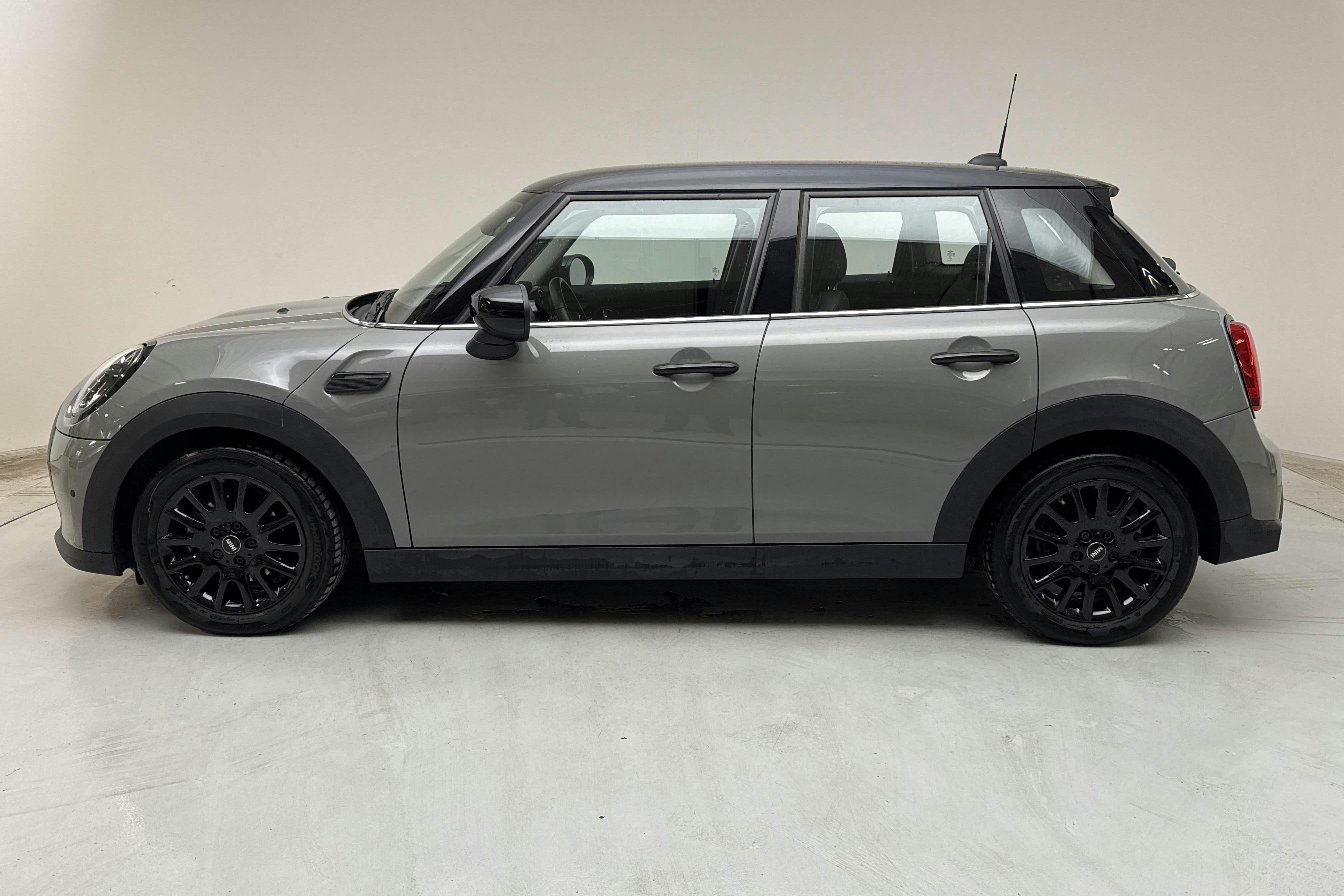 Presentationsfoto 2 av 14: MINI Cooper Hatch 5dr, F55 LCI (136hk) - 2 747 mil - Automat - grå - 2023