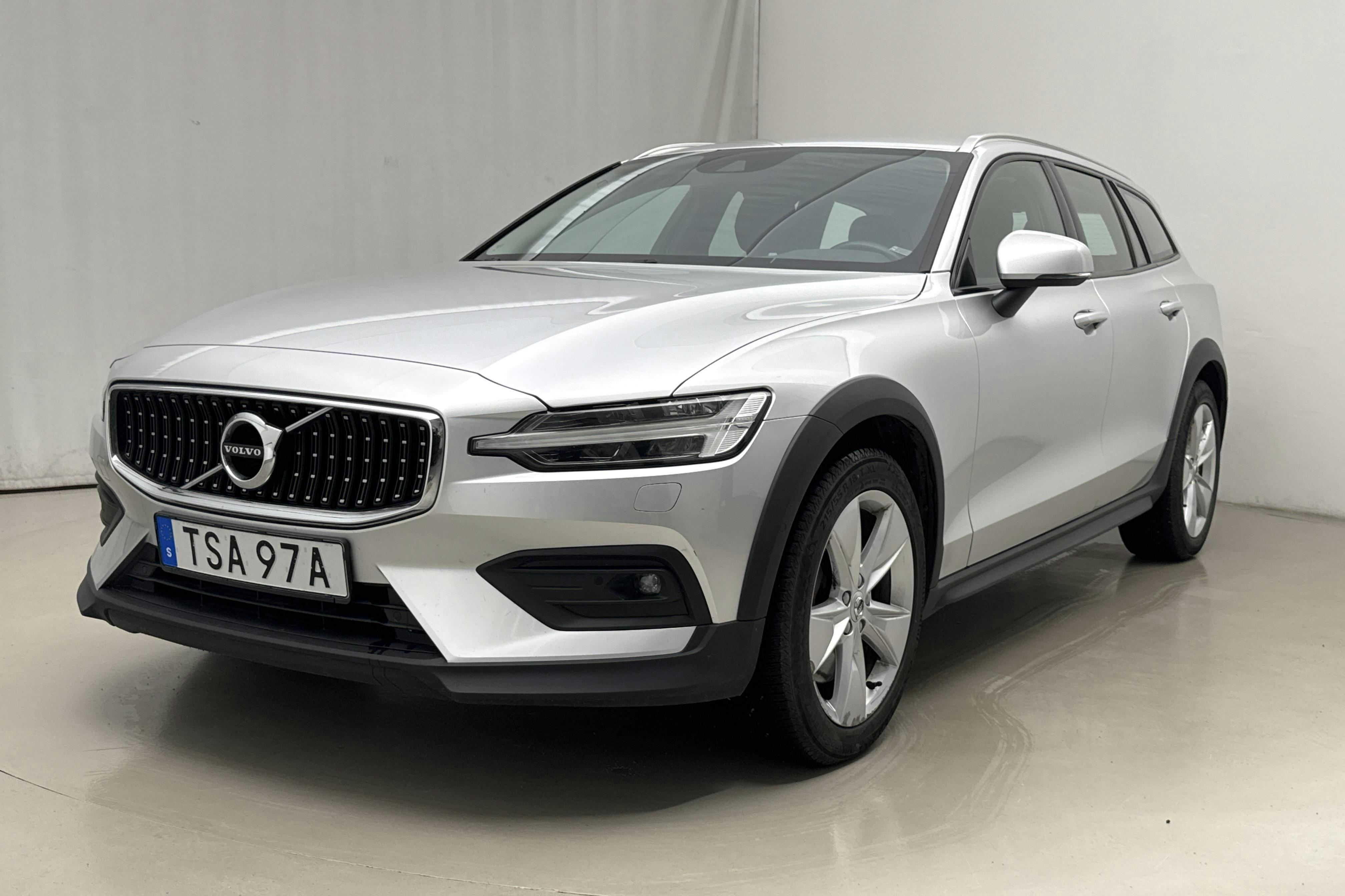 Esitlusfoto 1 aadressil 16: Volvo V60 D4 Cross Country AWD (190hk) - 113 390 km - Automaatne - hõbe - 2019