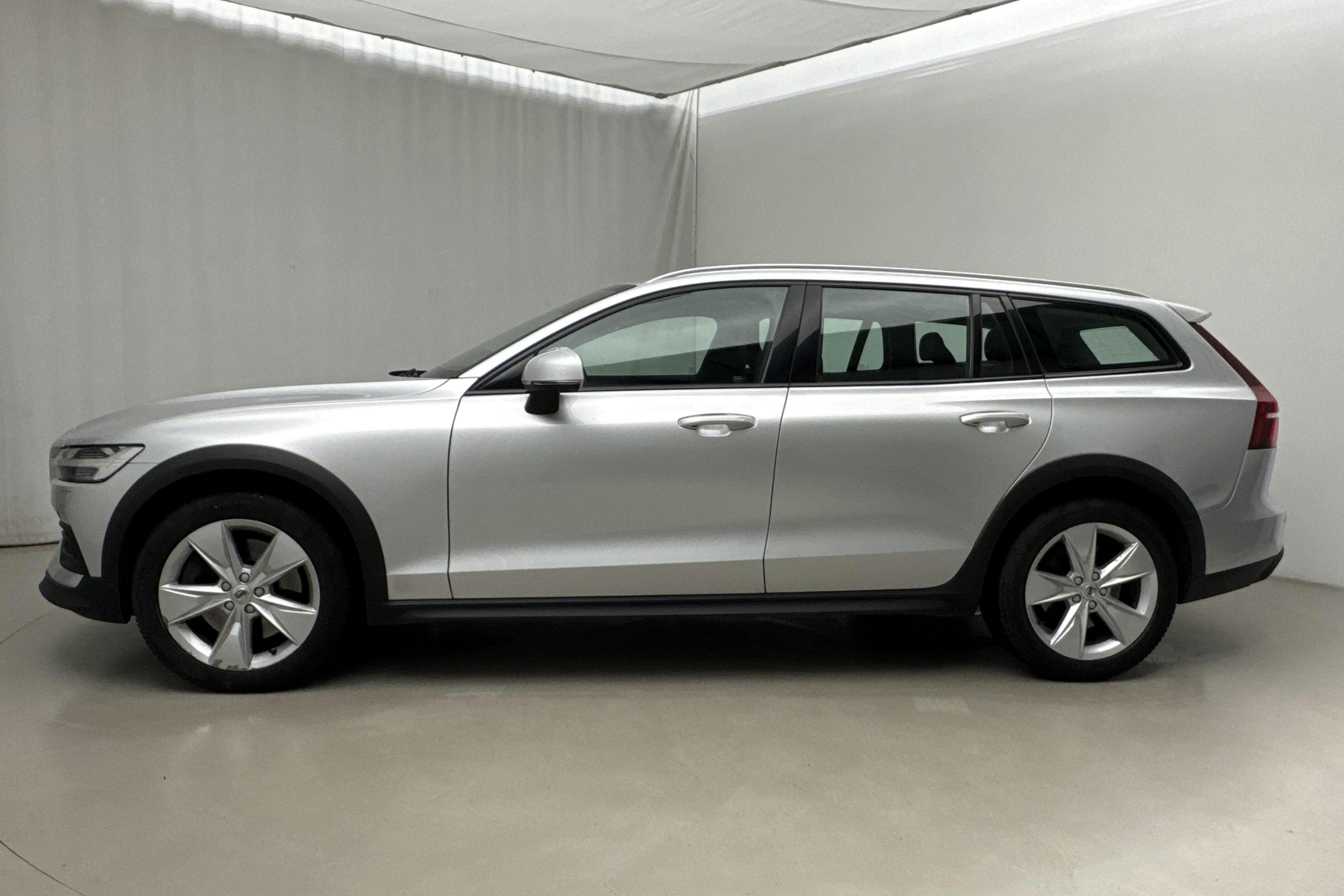 Esitlusfoto 2 aadressil 16: Volvo V60 D4 Cross Country AWD (190hk) - 113 390 km - Automaatne - hõbe - 2019