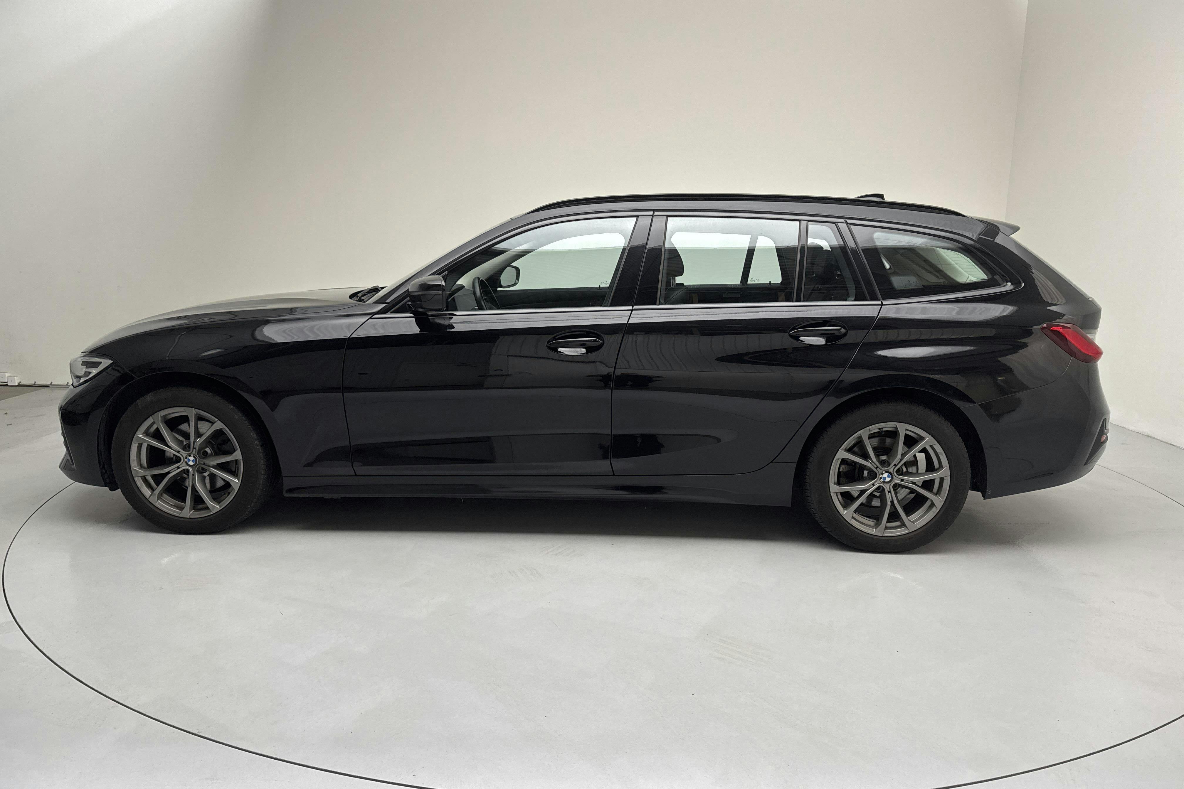 Presentationsfoto 2 av 16: BMW 320d xDrive Touring, G21 (190hk) - 14 034 mil - Automat - svart - 2020