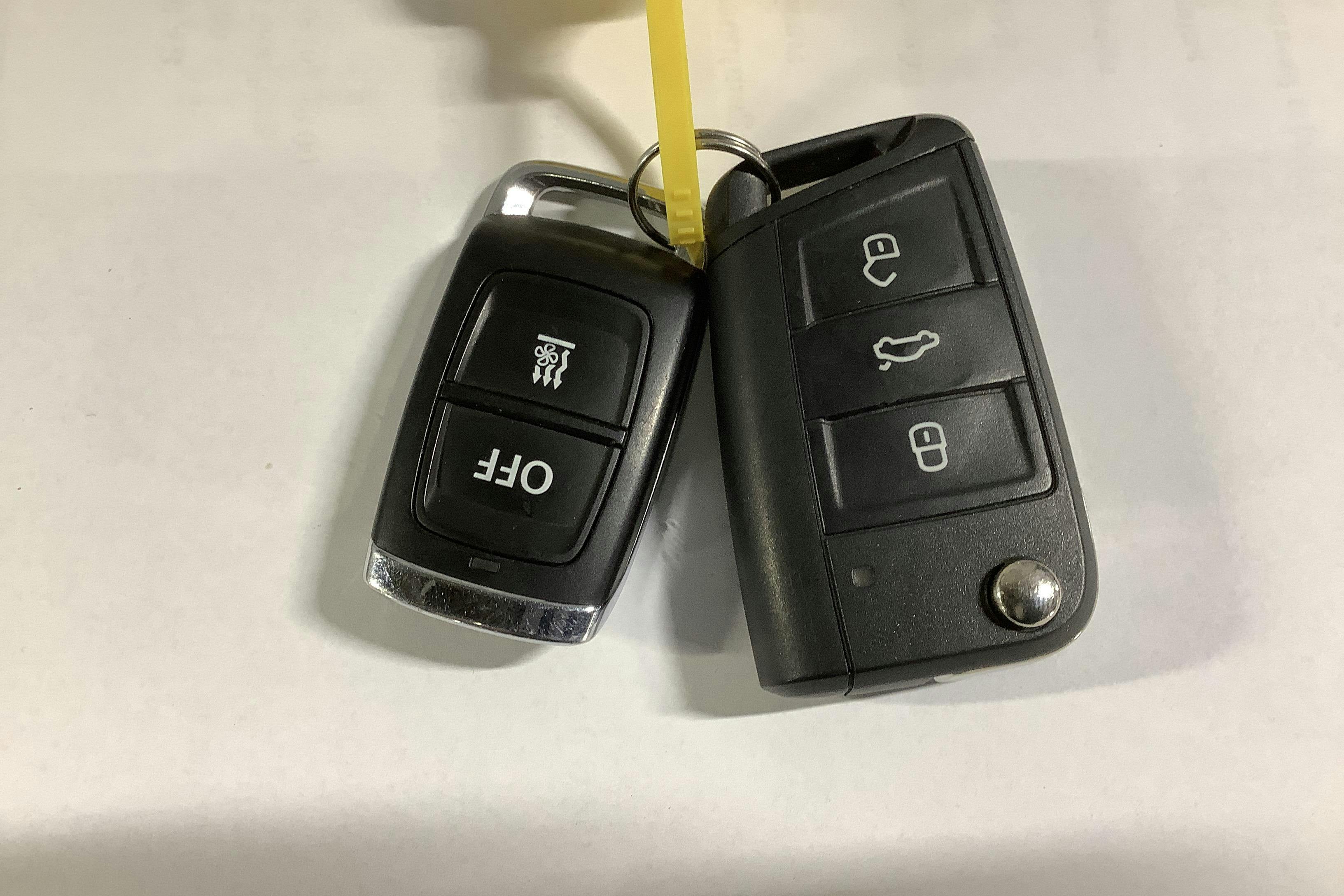 Esitlusfoto 17 aadressil 17: Skoda Karoq 2.0 TDI 4X4 (150hk) - 90 150 km - Automaatne - valge - 2020