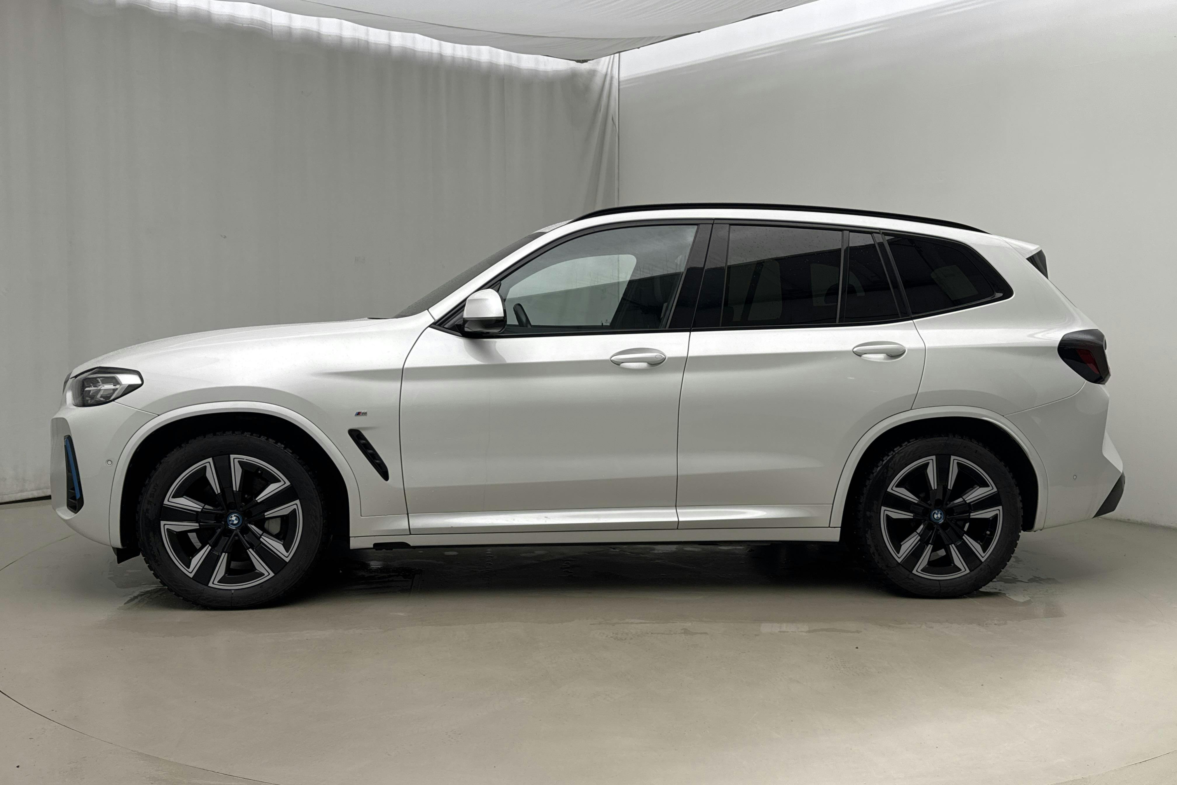 Presentationsfoto 2 av 25: BMW iX3 LCI, G08 (286hk) - 7 265 mil - Automat - vit - 2022