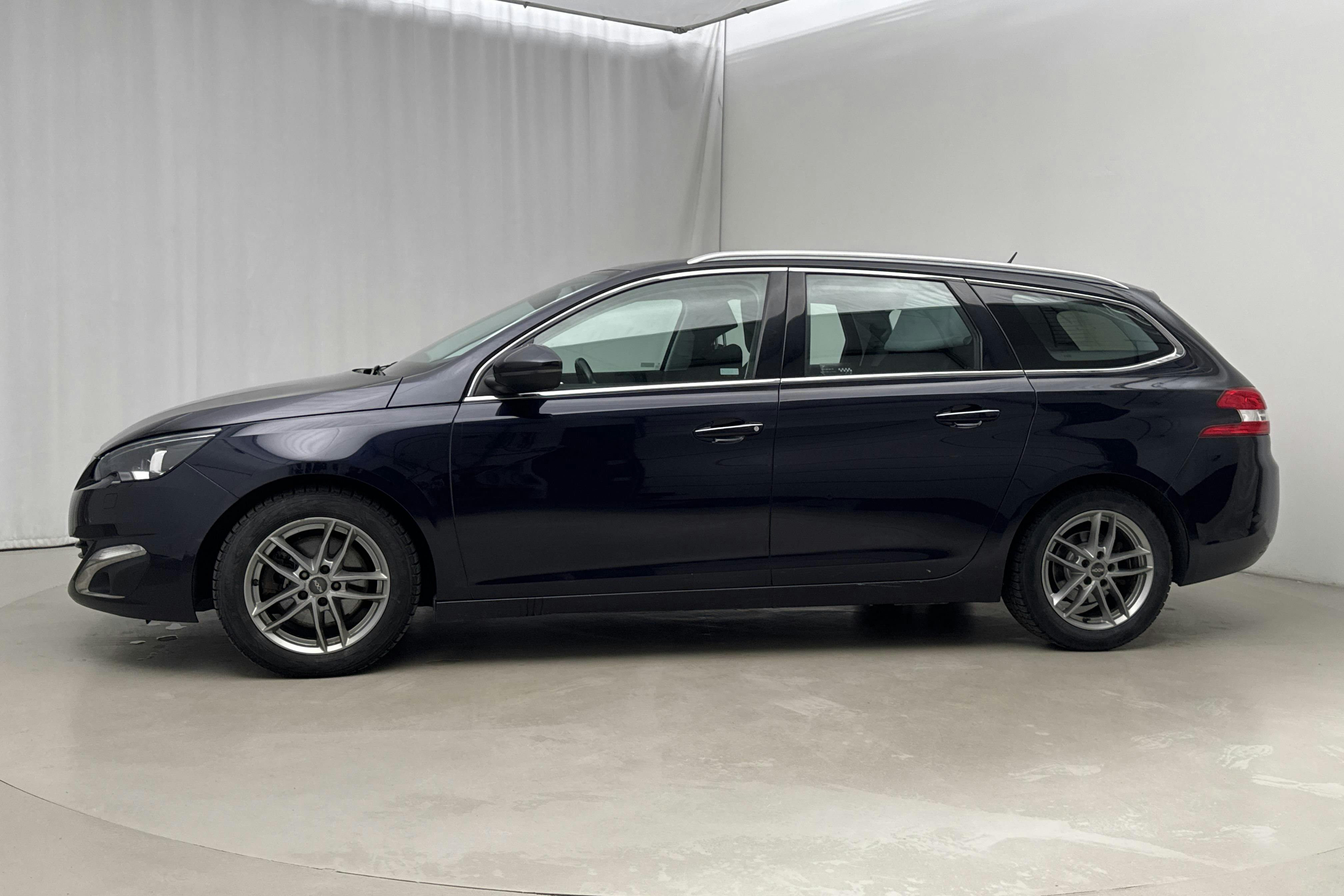 Presentationsfoto 2 av 17: Peugeot 308 SW BlueHDi (150hk) - 8 794 mil - Automat - Dark Blue - 2015