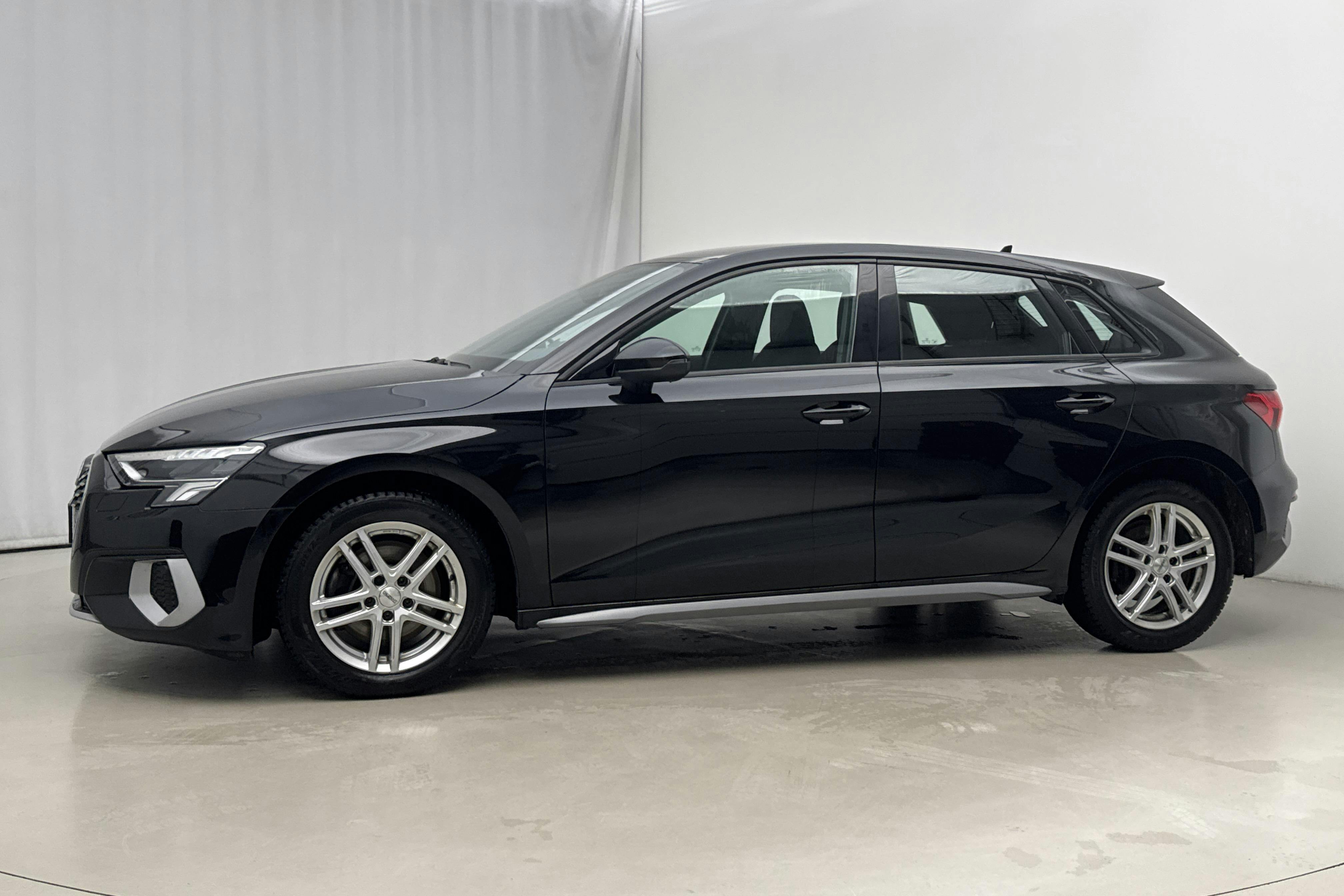 Presentationsfoto 2 av 18: Audi A3 Sportback 35 TFSI (150hk) - 9 335 mil - Automat - svart - 2021