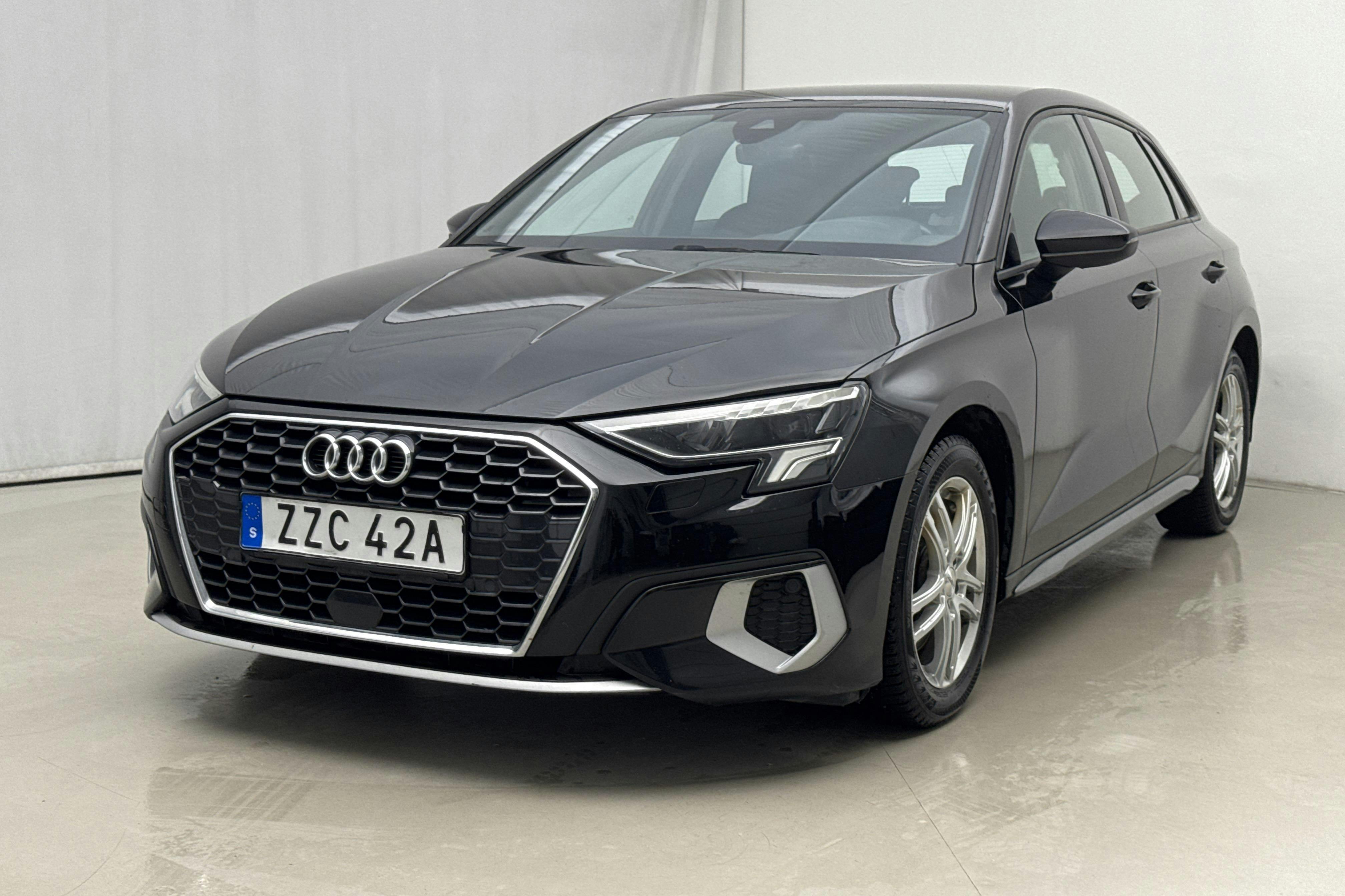 Presentationsfoto 1 av 18: Audi A3 Sportback 35 TFSI (150hk) - 9 335 mil - Automat - svart - 2021