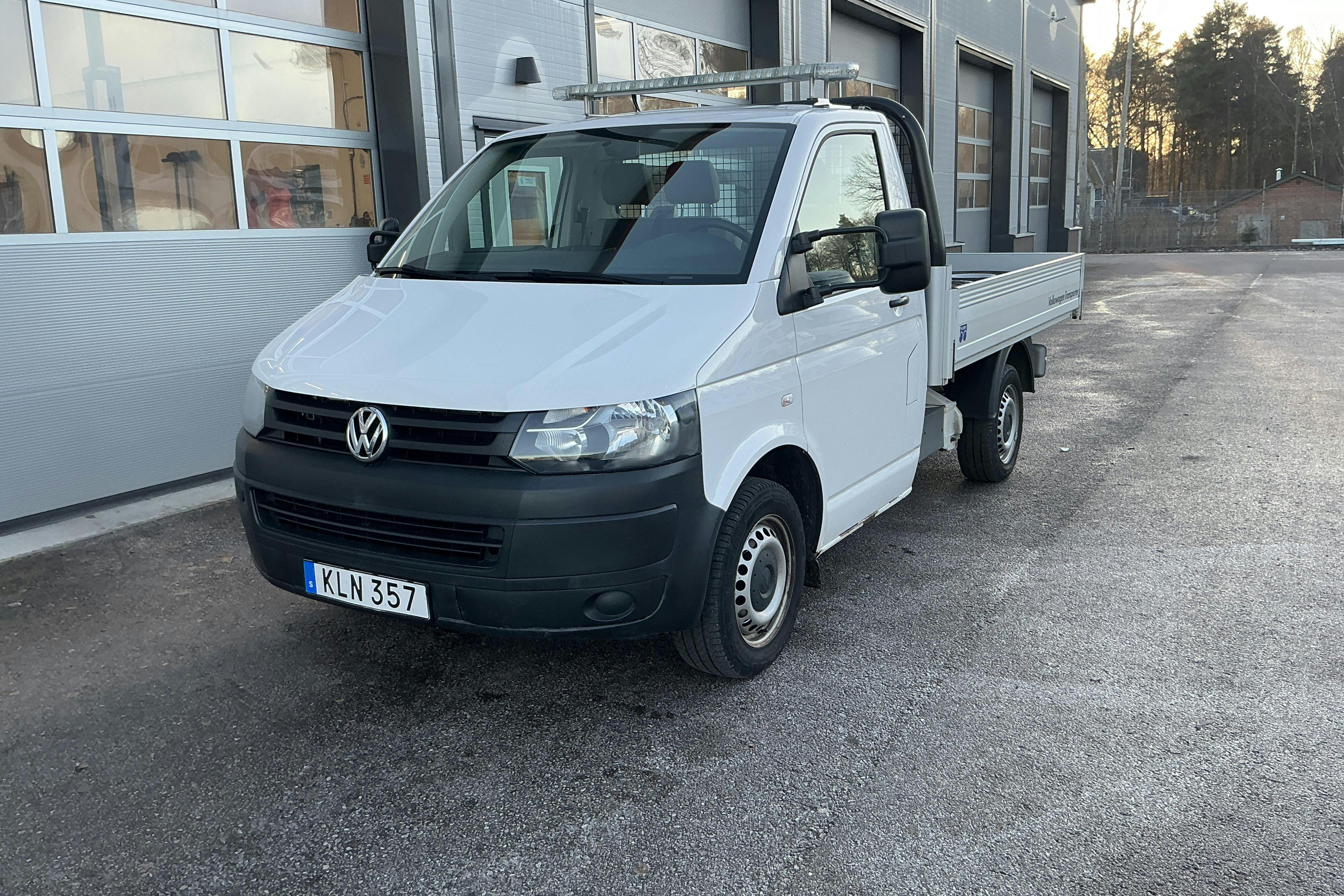 Presentation photo 1 of 14: VW Transporter T5 2.0 Ecofuel Pickup (115hk) - 181 260 km - Manual - white - 2015