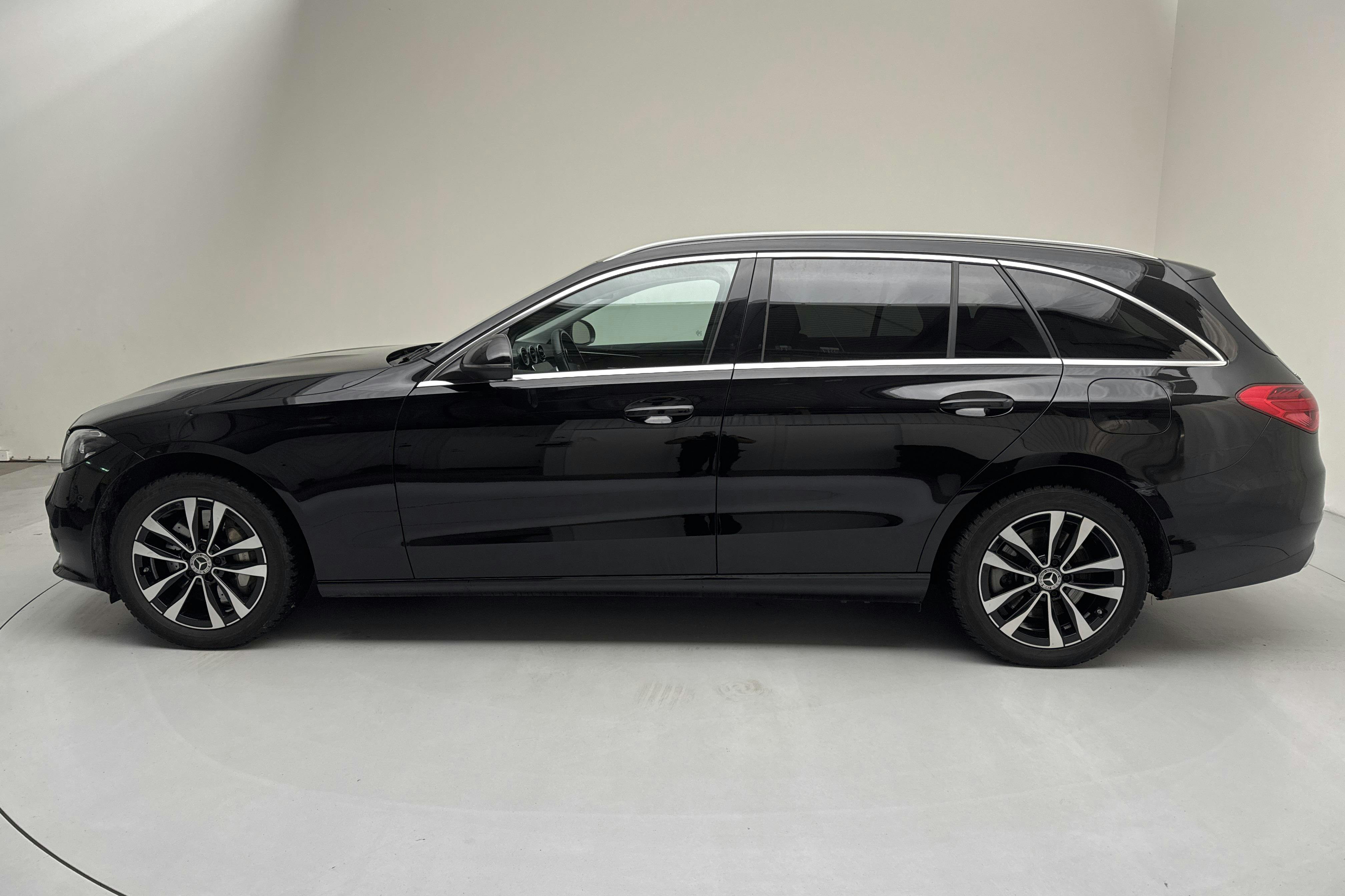 Presentationsfoto 2 av 17: Mercedes C 300 e Kombi S206 (333hk) - 6 035 mil - Automat - svart - 2023