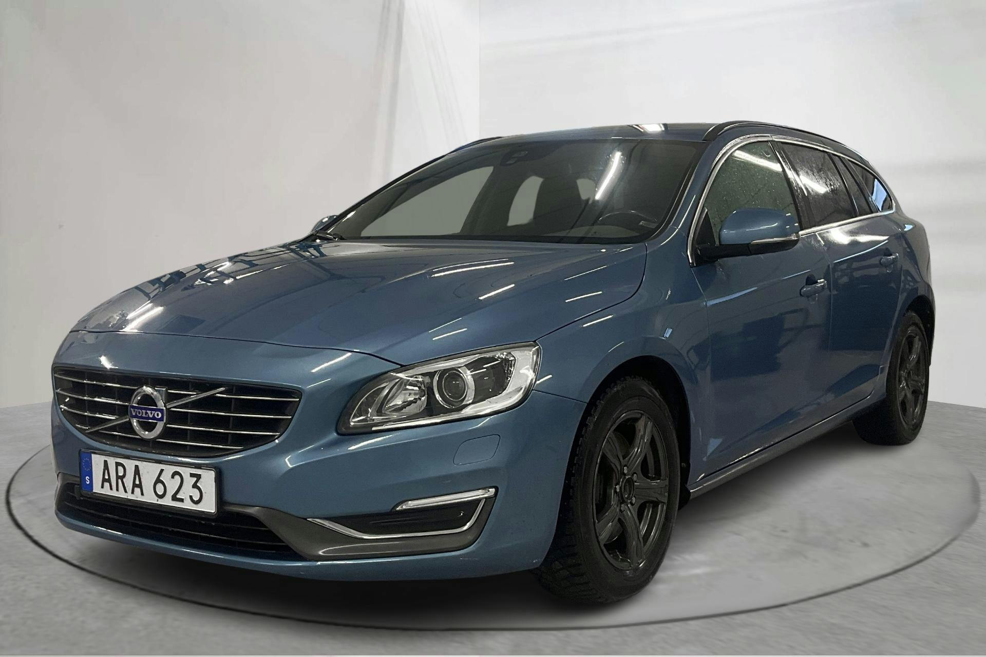 Presentationsfoto 1 av 21: Volvo V60 D5 AWD (215hk) - 13 985 mil - Automat - blå - 2015