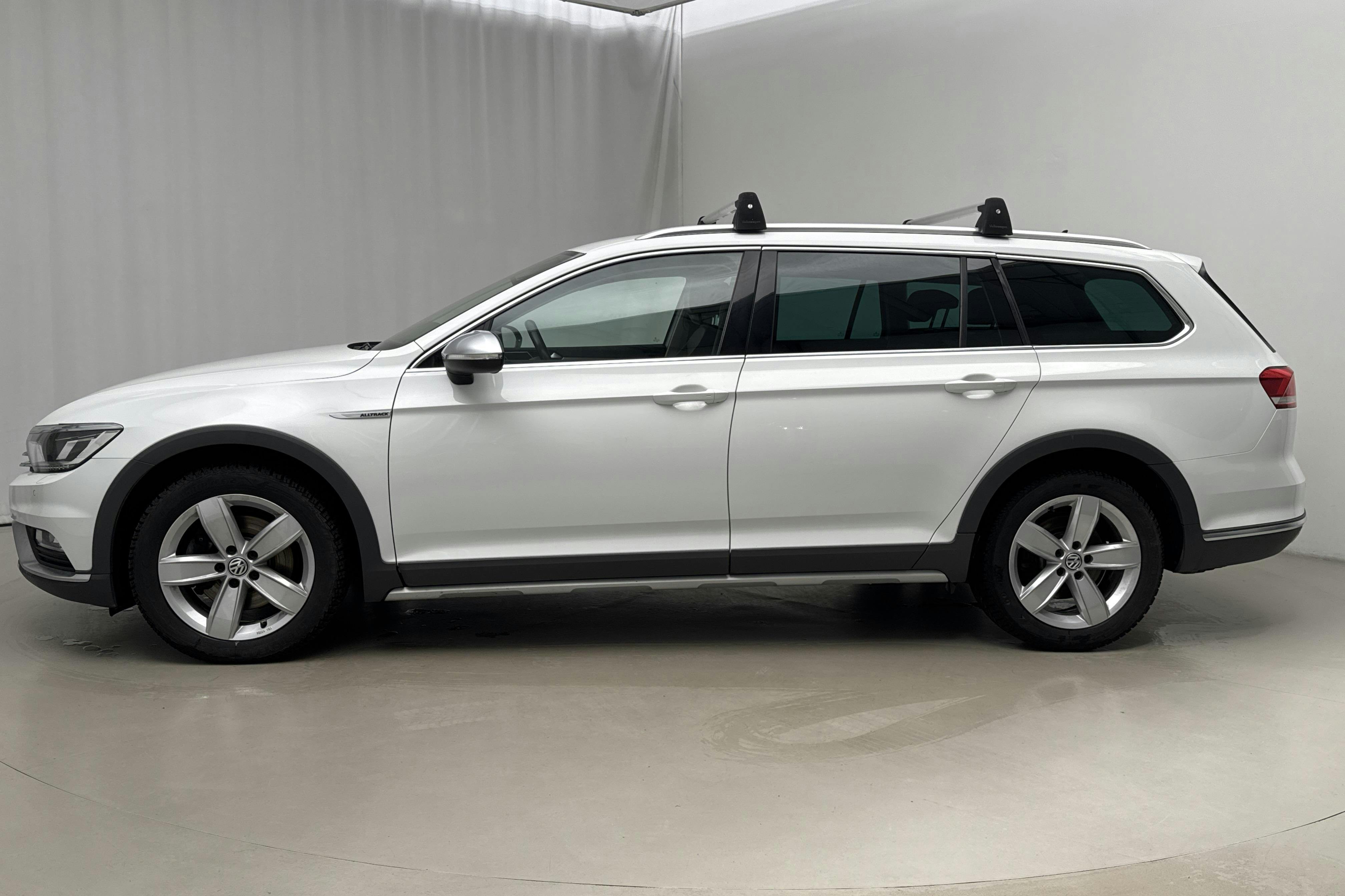 Presentation photo 2 of 17: VW Passat Alltrack 2.0 TSI Sportscombi 4MOTION (220hk) - 101 190 km - Automatic - white - 2018