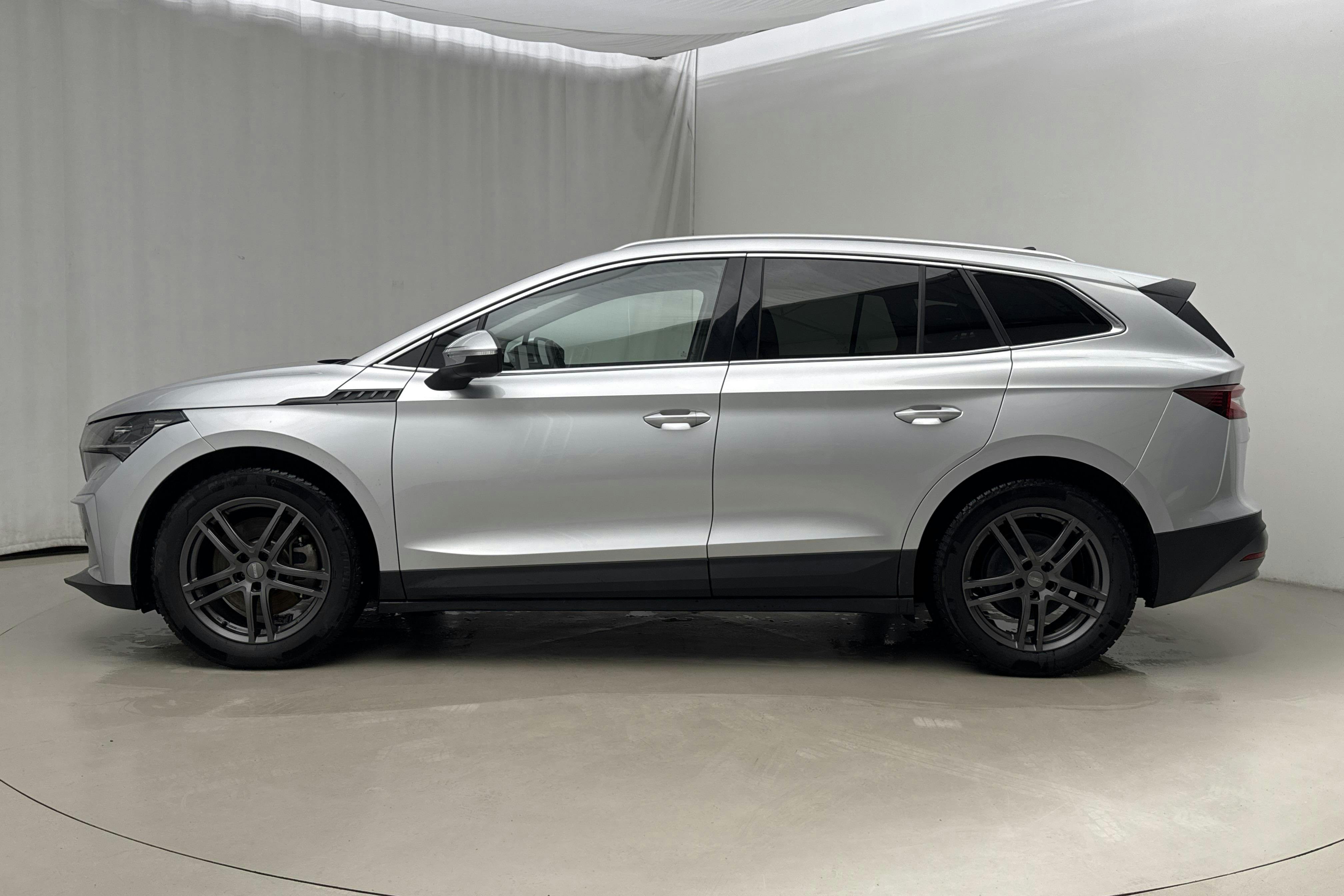 Presentationsfoto 2 av 26: Skoda Enyaq iV 80x (265hk) - 11 071 mil - Automat - silver - 2023