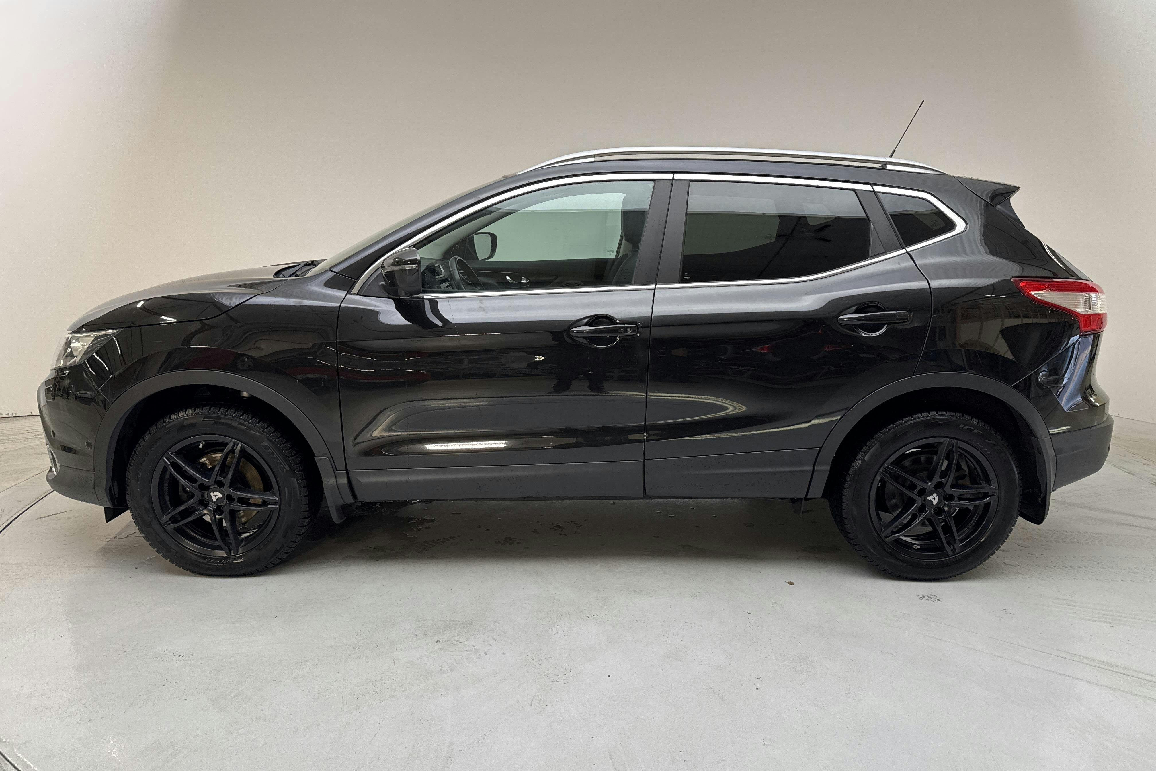 Presentation photo 2 of 16: Nissan Qashqai 1.2 (115hk) - 122 590 km - Manual - black - 2015