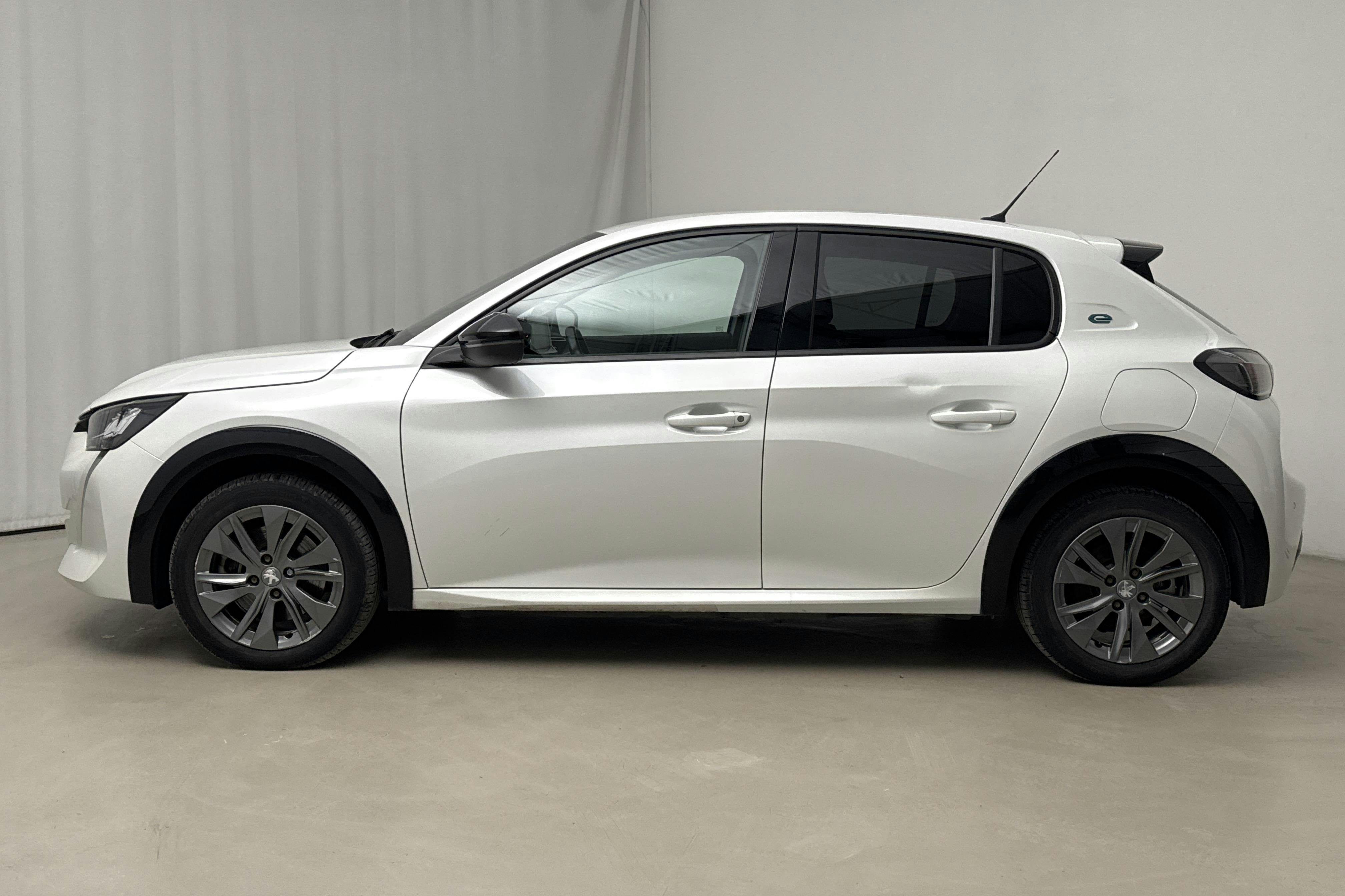 Presentation photo 2 of 16: Peugeot e-208 50kWh 5dr (136hk) - 74 240 km - Automatic - white - 2022