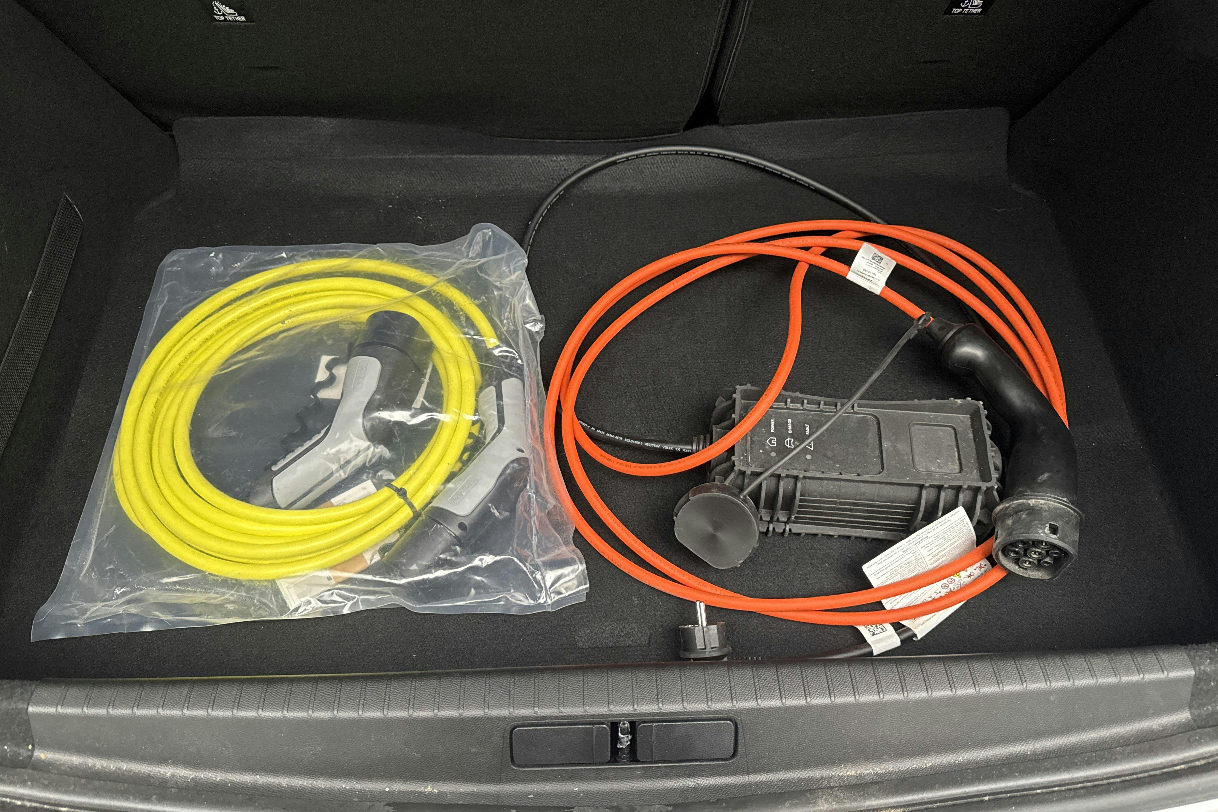 Presentation photo 16 of 16: Peugeot e-208 50kWh 5dr (136hk) - 74 240 km - Automatic - white - 2022