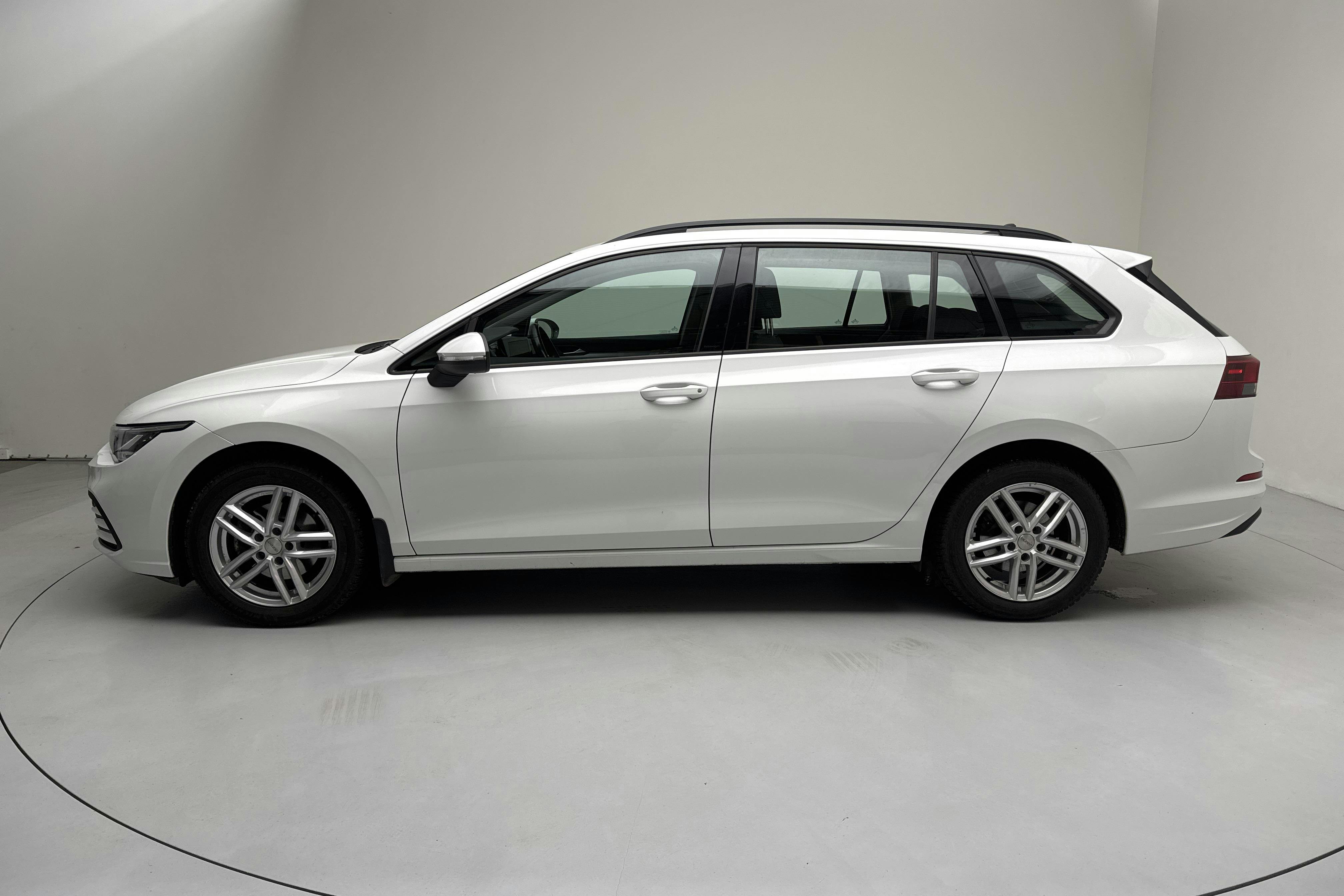 Presentation photo 2 of 12: VW Golf VIII 1.5 eTSI Sportscombi (130hk) - 85 480 km - Automatic - white - 2022