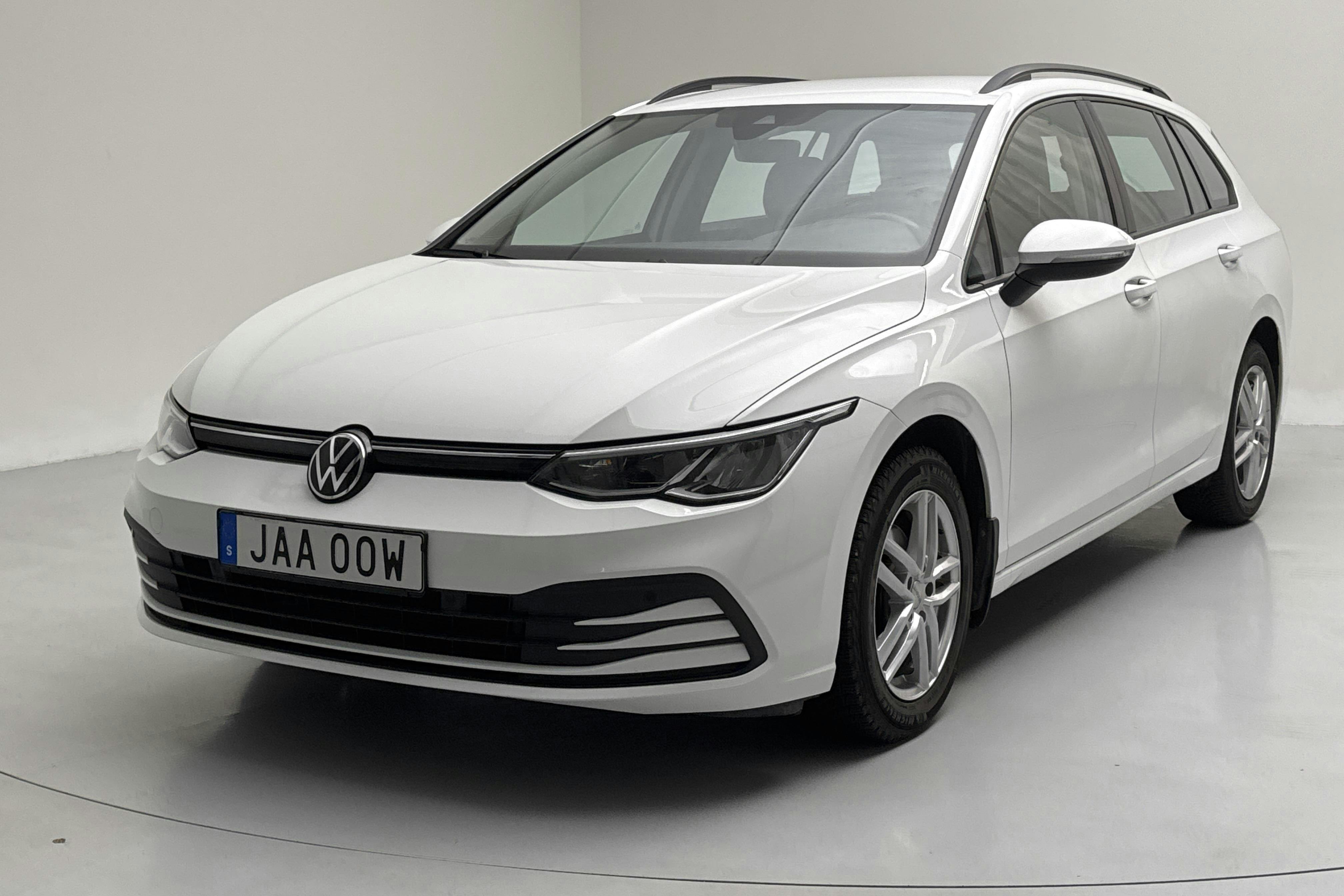 Presentation photo 1 of 12: VW Golf VIII 1.5 eTSI Sportscombi (130hk) - 85 480 km - Automatic - white - 2022