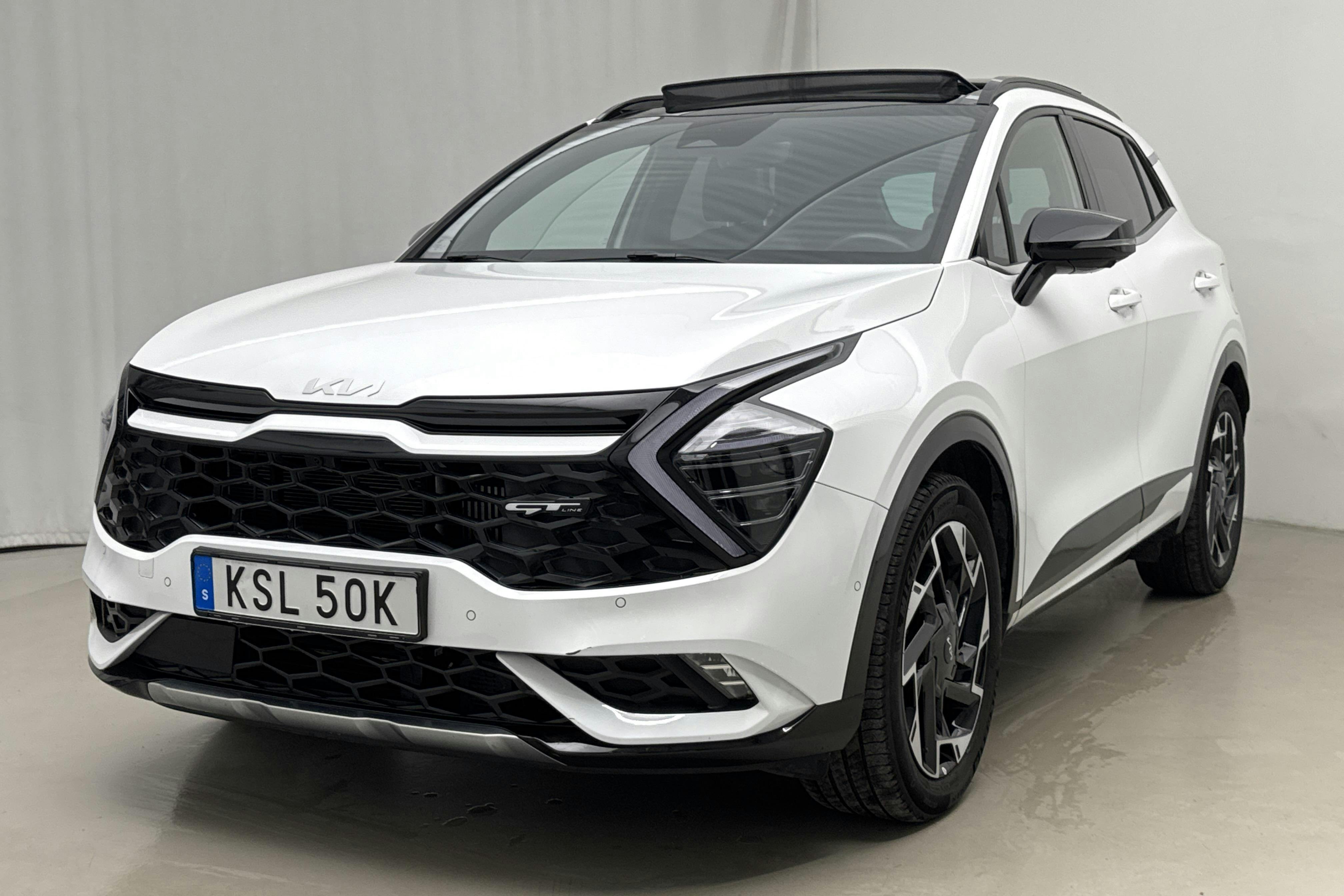 Presentation photo 1 of 26: KIA Sportage PHEV AWD (265hk) - 45 600 km - Automatic - white - 2022