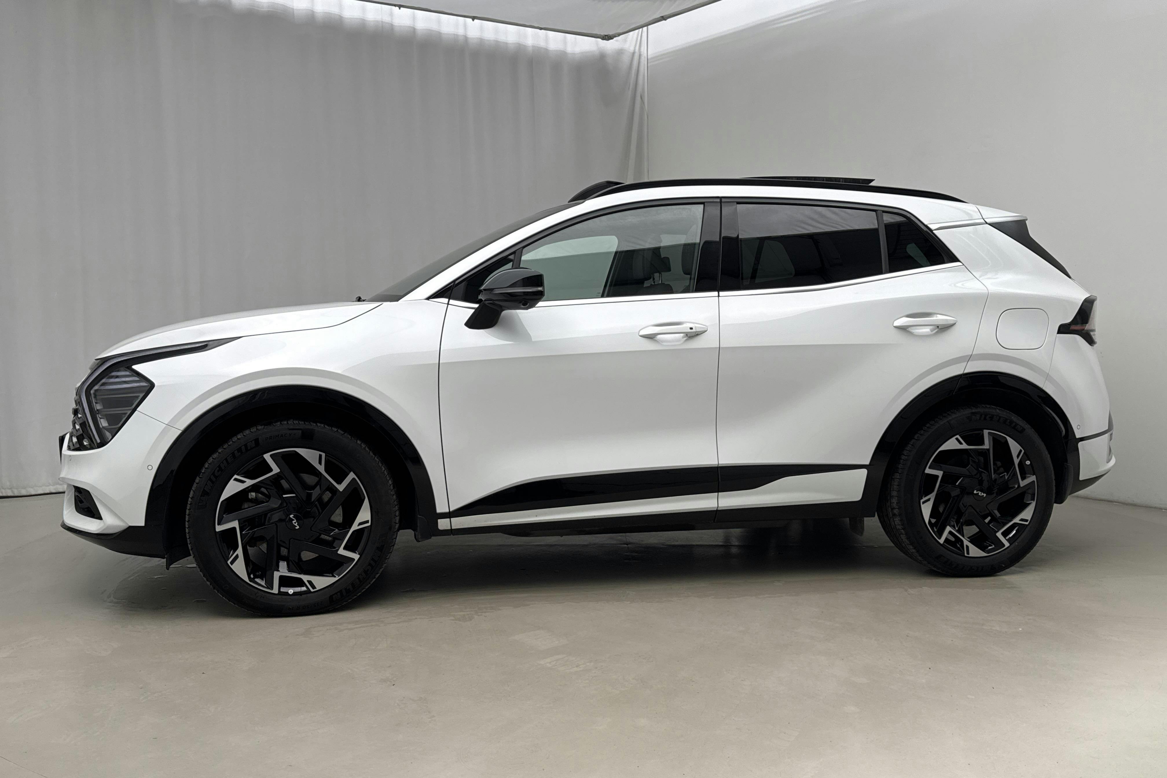 Presentation photo 2 of 26: KIA Sportage PHEV AWD (265hk) - 45 600 km - Automatic - white - 2022