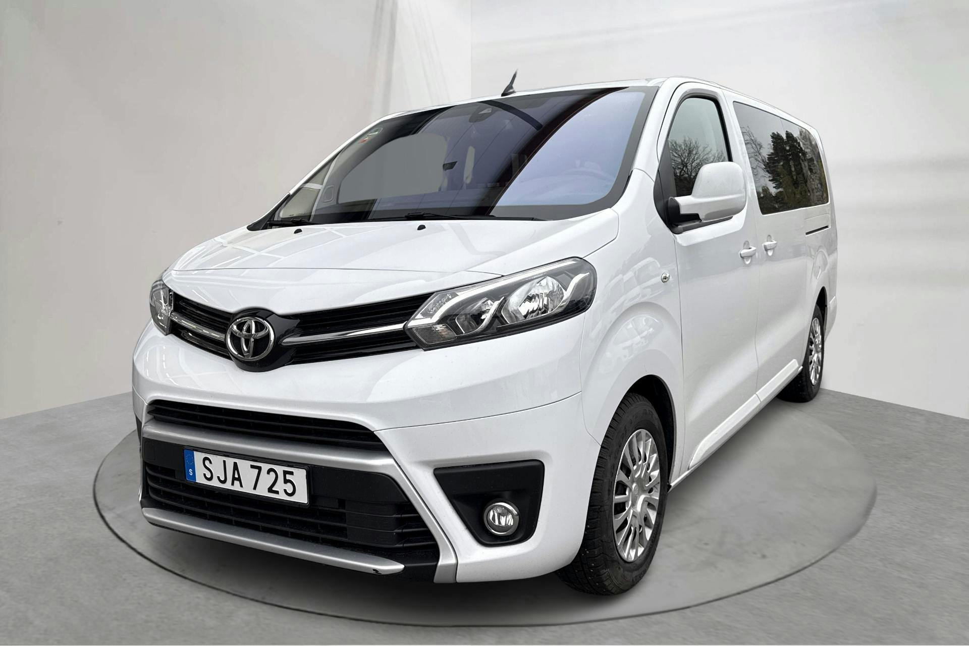 Presentationsfoto 1 av 15: Toyota PROACE Verso 2.0D (140hk) - 2 570 mil - Manuell - vit - 2024