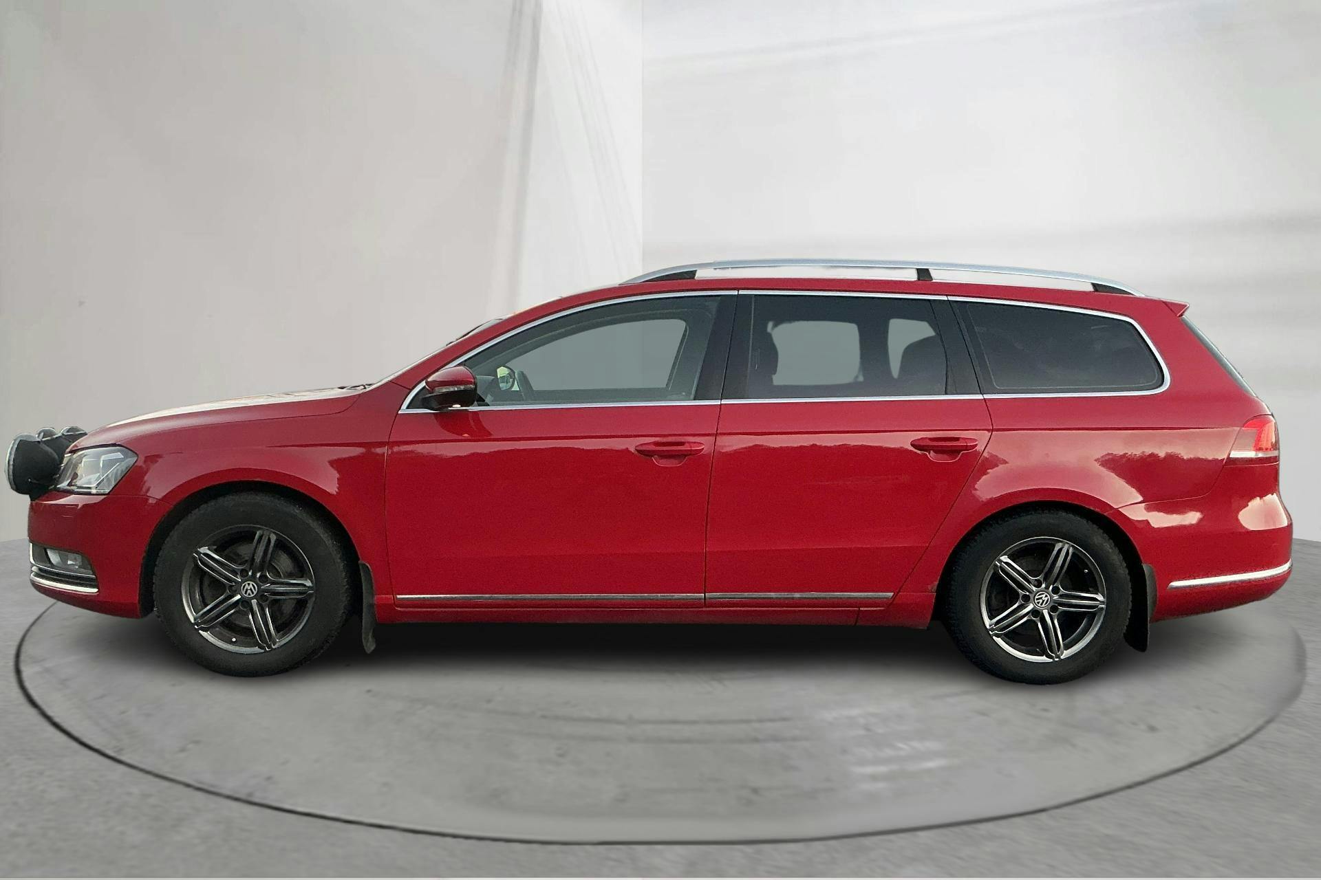 Presentation photo 2 of 14: VW Passat 2.0 TDI BlueMotion Technology Variant 4Motion (170hk) - 255 070 km - Automatic - red - 2012