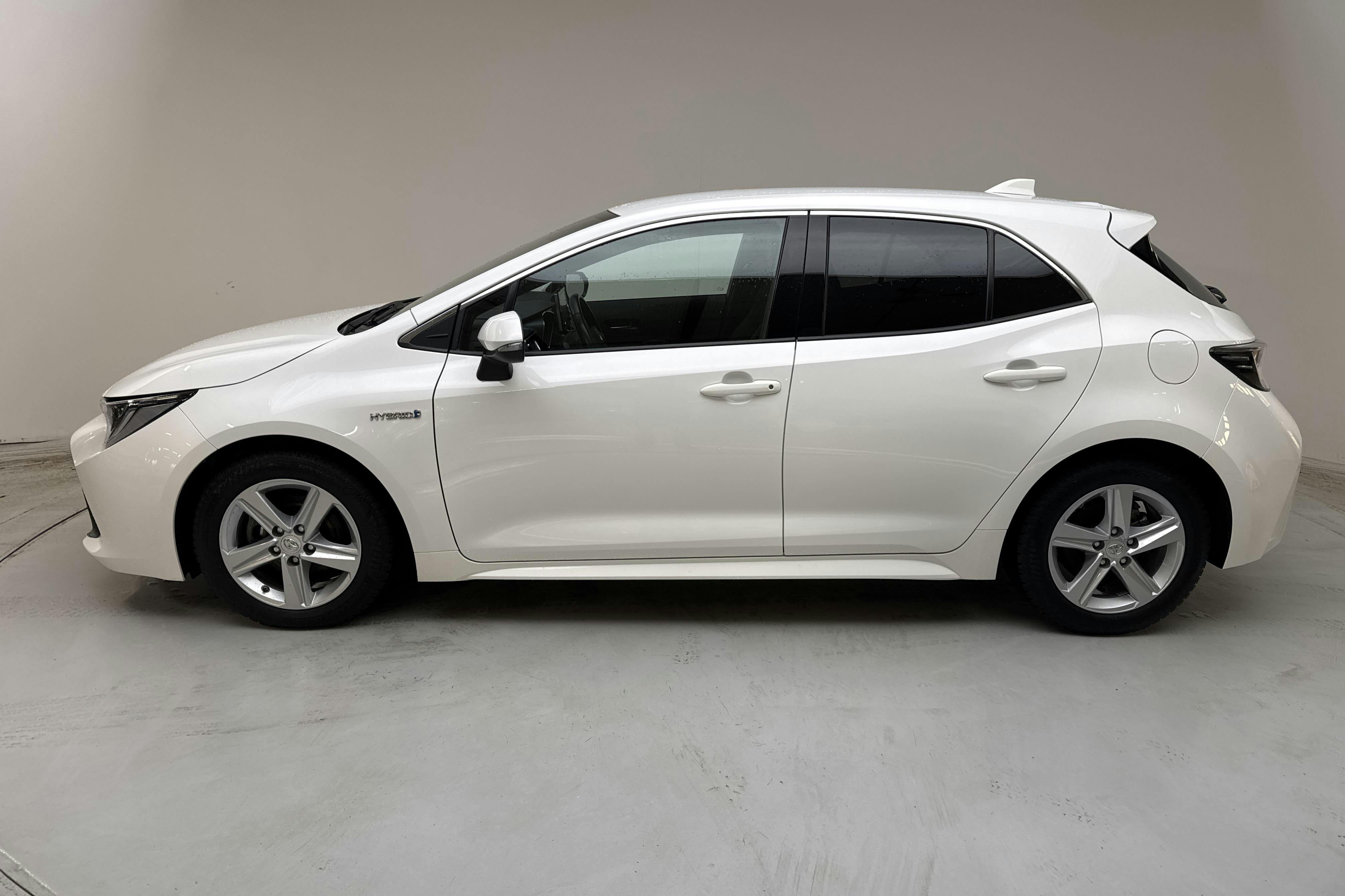 Presentation photo 2 of 14: Toyota Corolla 1.8 Hybrid 5dr (122hk) - 43 540 km - Automatic - white - 2022