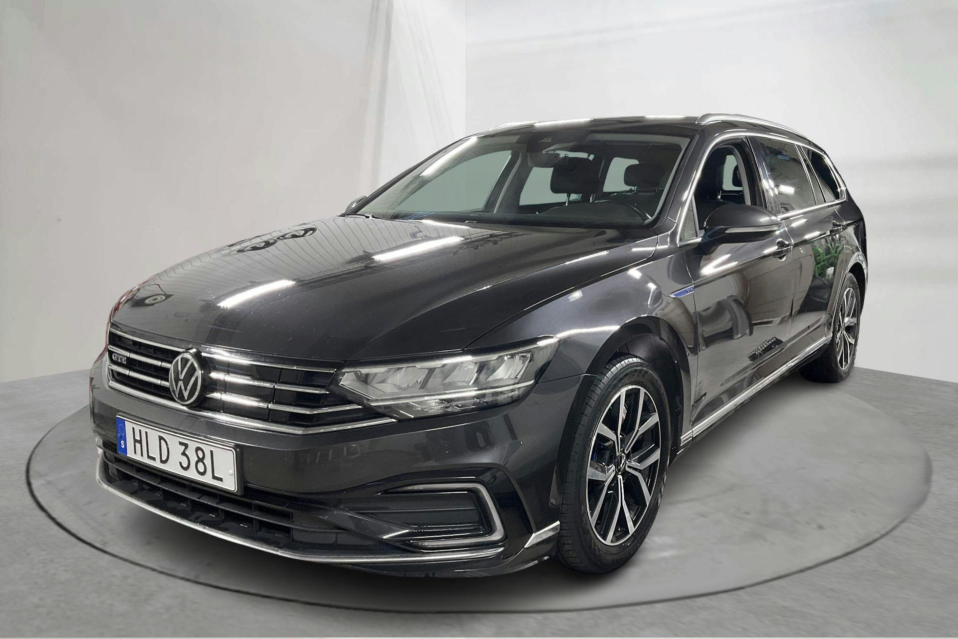 Presentationsfoto 1 av 19: VW Passat 1.4 GTE Sportscombi (218hk) - 13 341 mil - Automat - Dark Grey - 2021