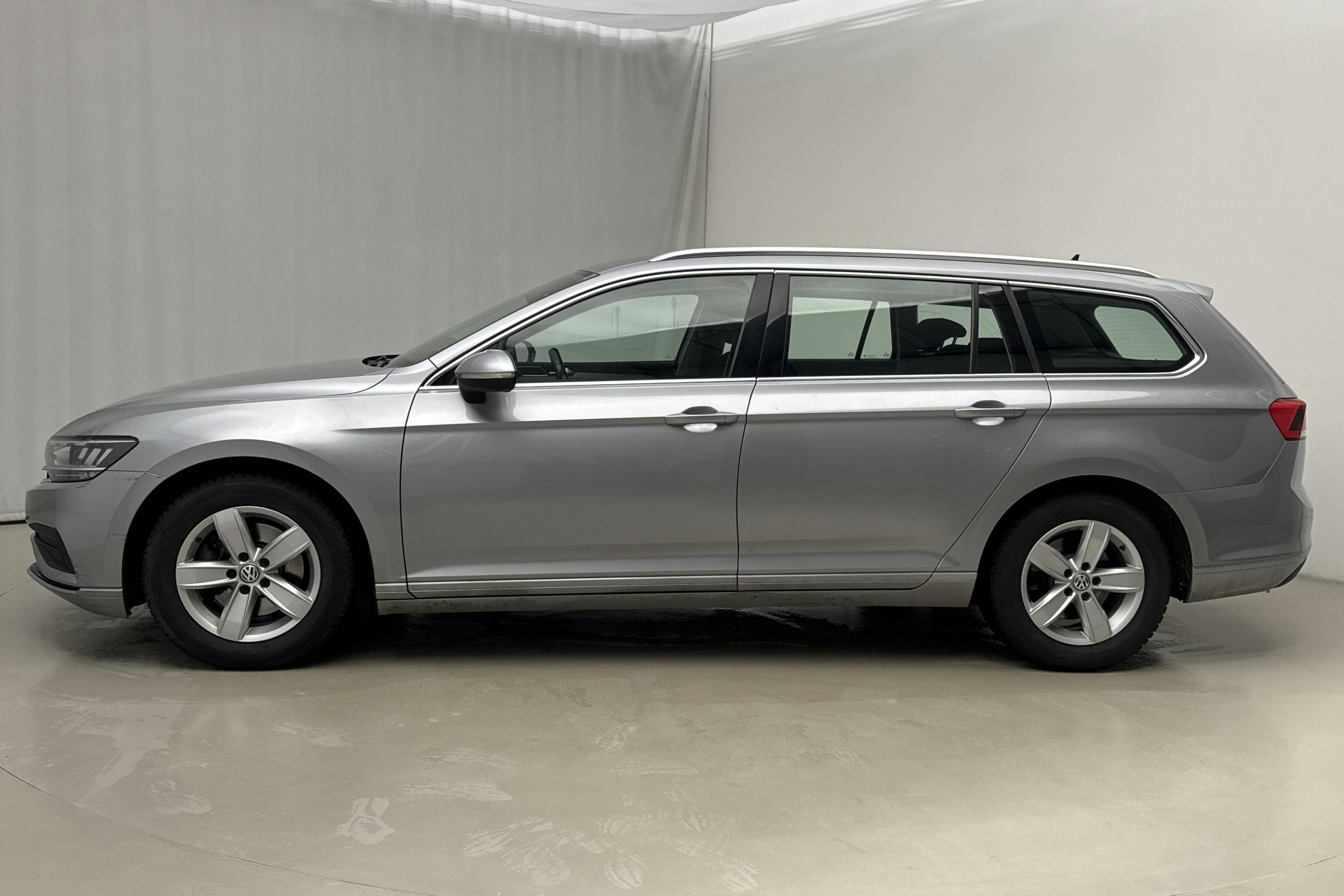 Presentationsfoto 2 av 20: VW Passat 1.5 TSI Sportscombi (150hk) - 13 428 mil - Automat - silver - 2020