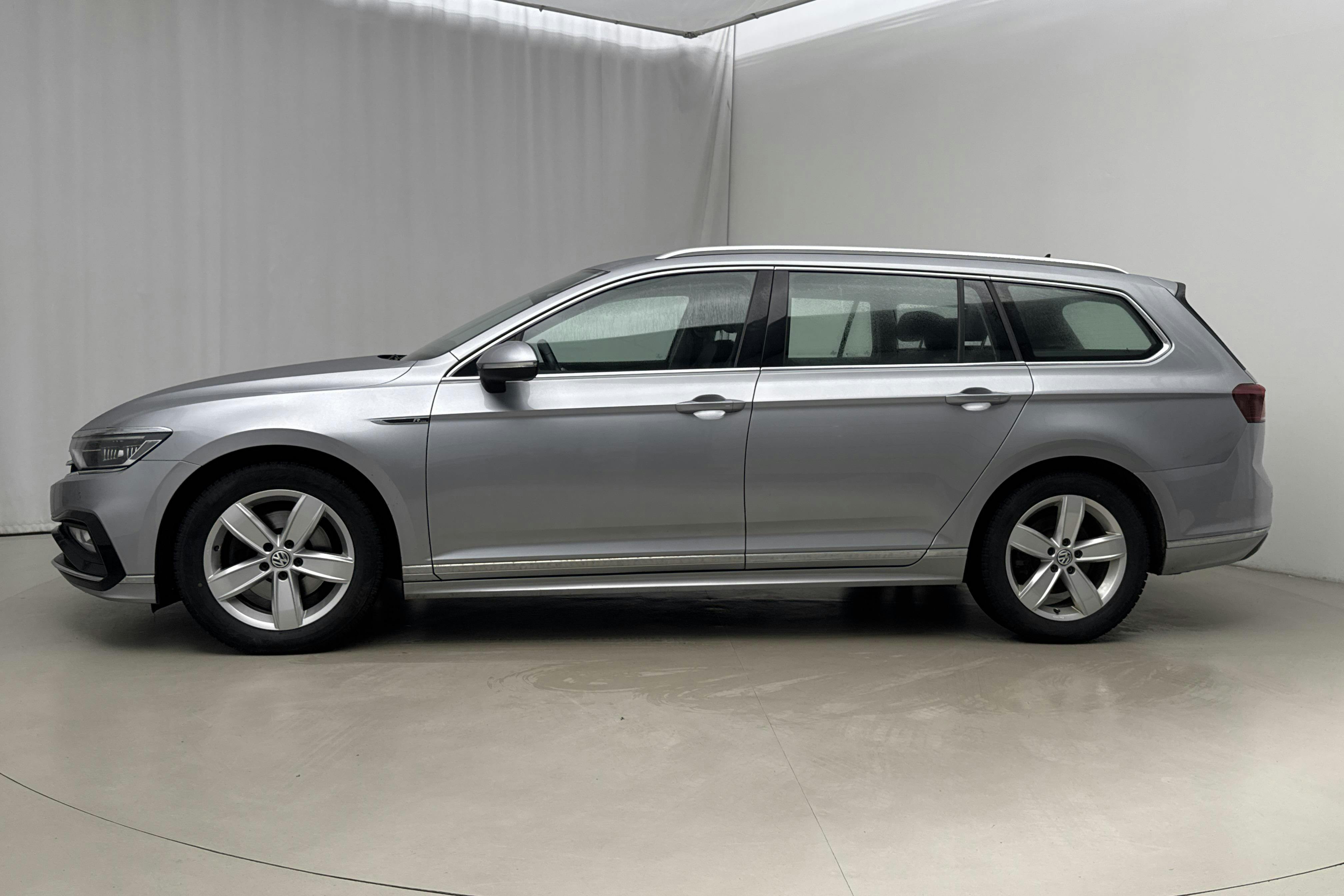Presentation photo 2 of 21: VW Passat 2.0 TDI Sportscombi 4Motion (200hk) - 110 310 km - Automatic - silver - 2021