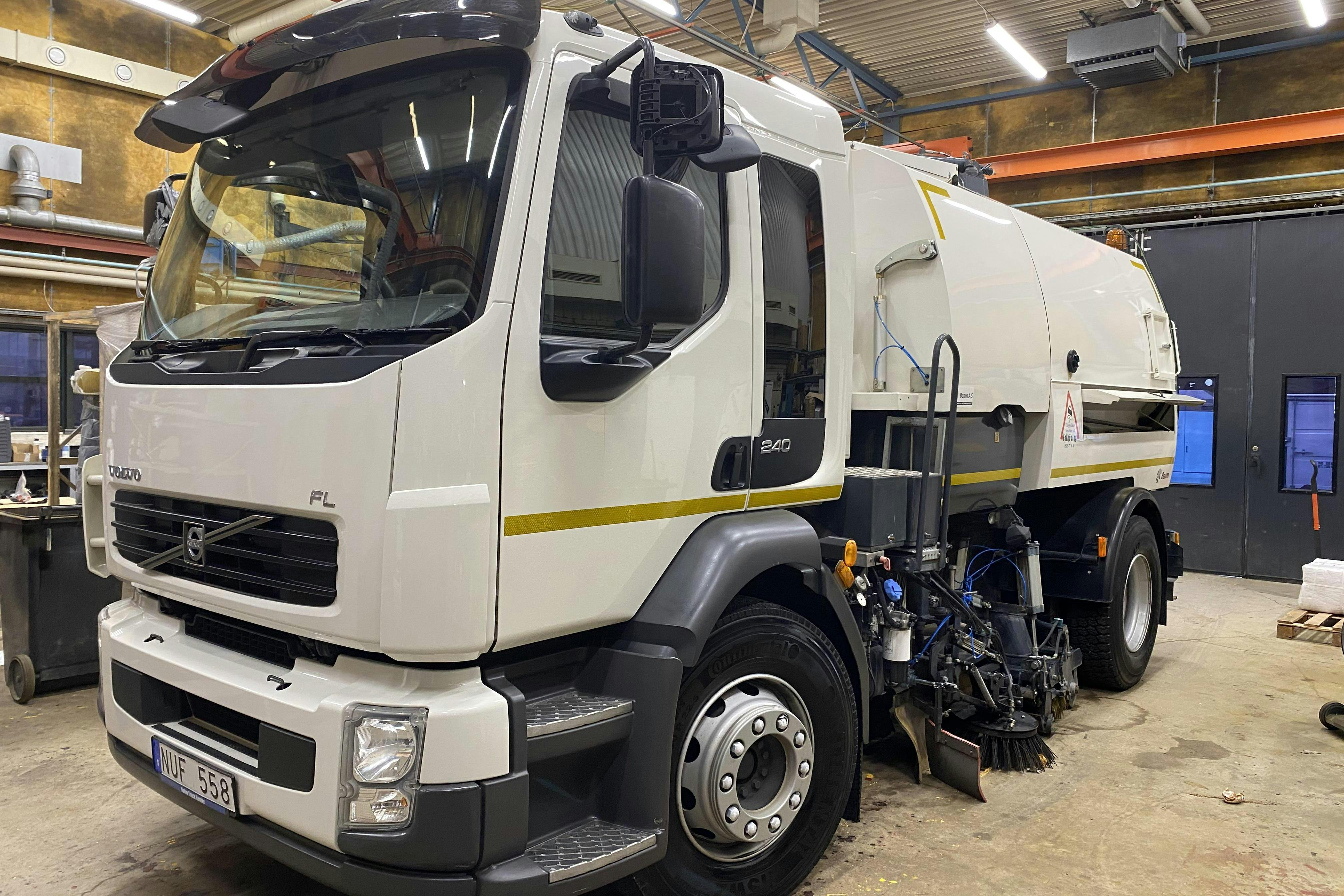 Presentation photo 1 of 63: Volvo FL240 - 74 408 km - Automatic - white - 2012