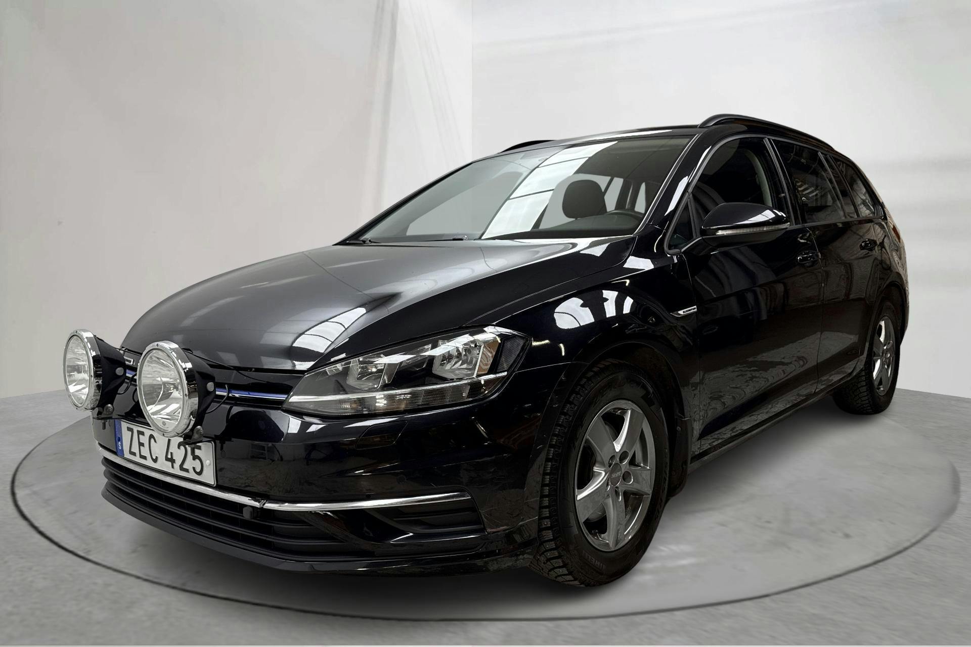 Presentation photo 1 of 14: VW Golf VII 1.5 TGI Sportscombi (130hk) - 49 300 km - Automatic - black - 2020