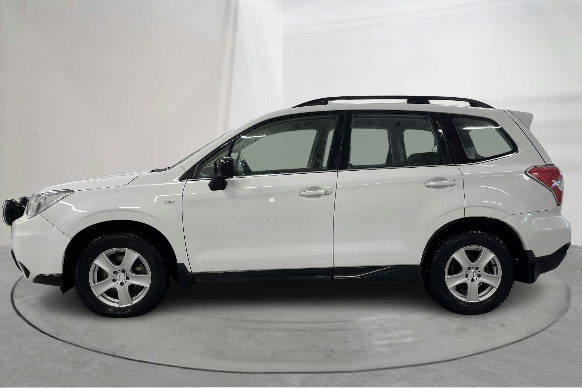 Presentation photo 2 of 14: Subaru Forester 2.0D (147hk) - 218 970 km - Automatic - white - 2015
