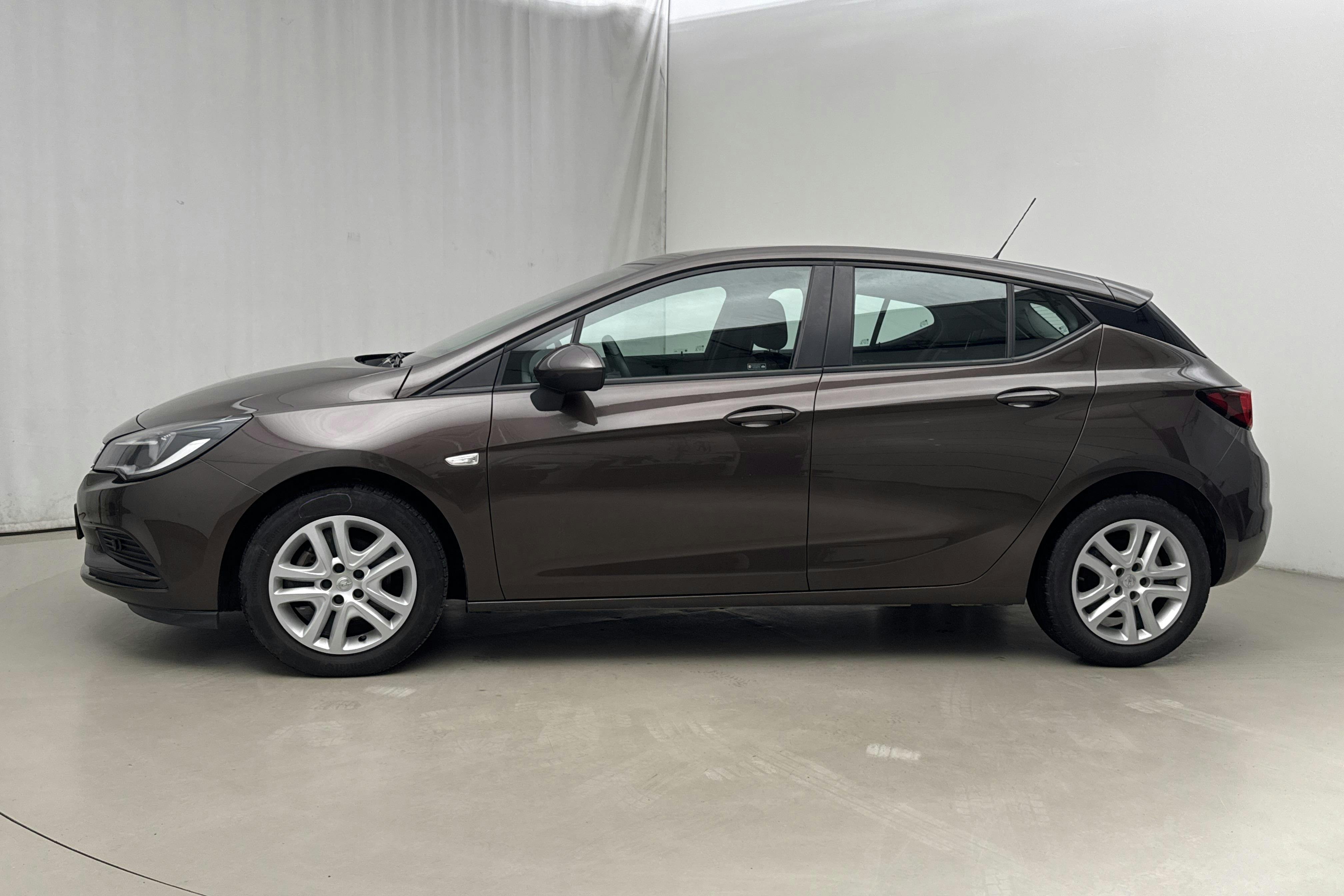 Presentationsfoto 2 av 15: Opel Astra 1.4 Turbo ECOTEC 5dr (125hk) - 5 328 mil - Manuell - brun - 2016