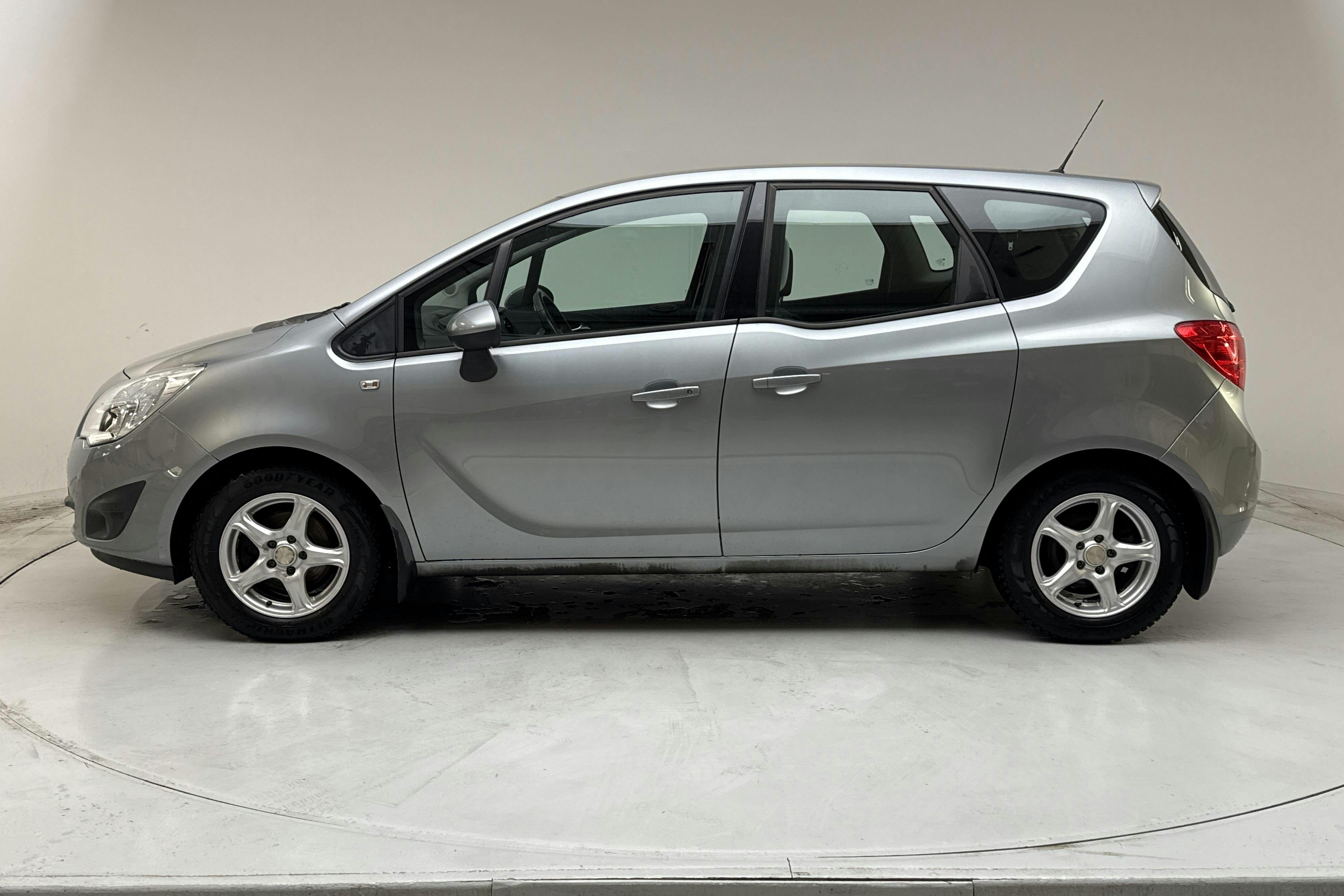 Presentation photo 2 of 13: Opel Meriva 1.4 Turbo ECOTEC (120hk) - 69 150 km - Manual - gray - 2012